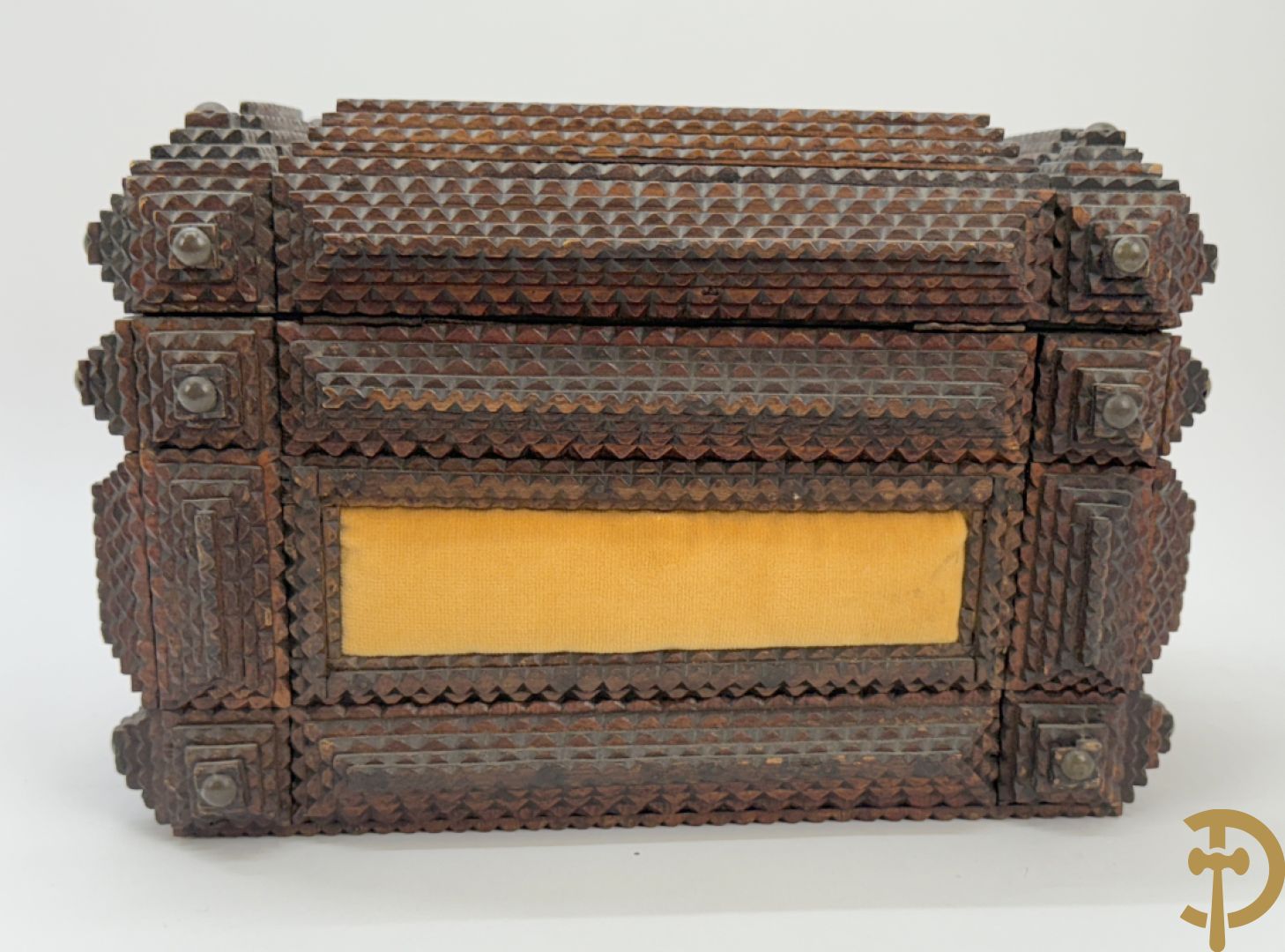 Schatkistje in gekarteld hout met velours bezet