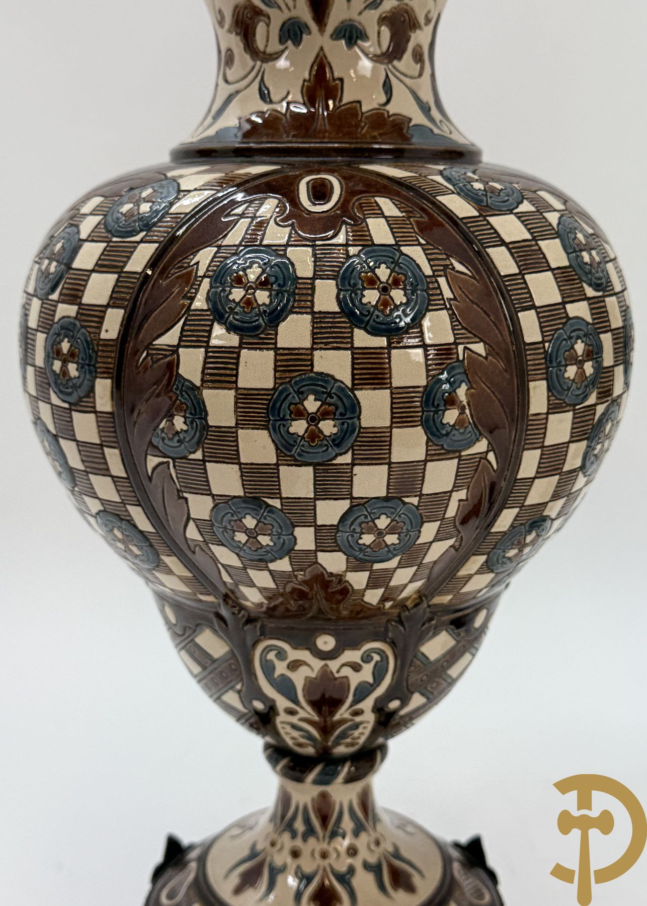 Paar meerkleurige vazen in Oostenrijkse faience met bloemendecor op koperen voet, Gerbing & Stephan, begin 1900