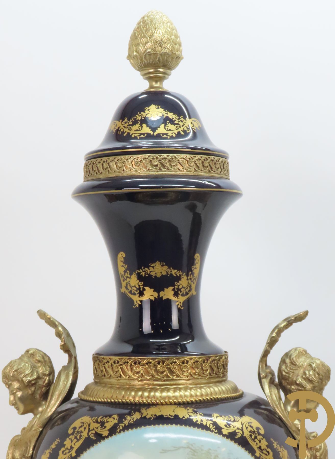 Paar Sèvres stijlvazen met geanimeerd romantisch decor, zijdelings bezet met bronzen medusahoofden, Rouly getekend