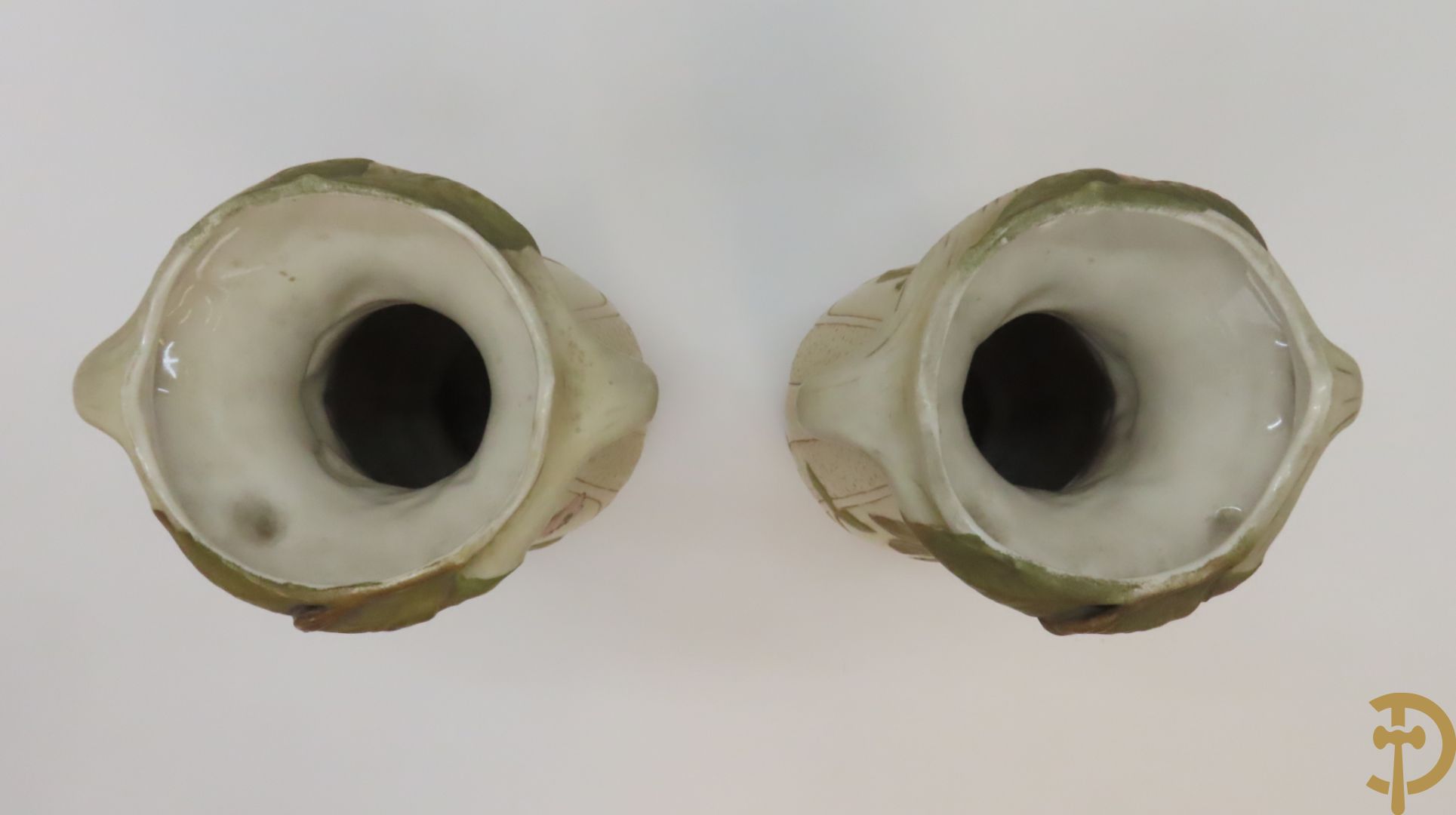 Paar Royal Dux vazen, Art Nouveau stijl, met bloemen bezet, Nummer 5505