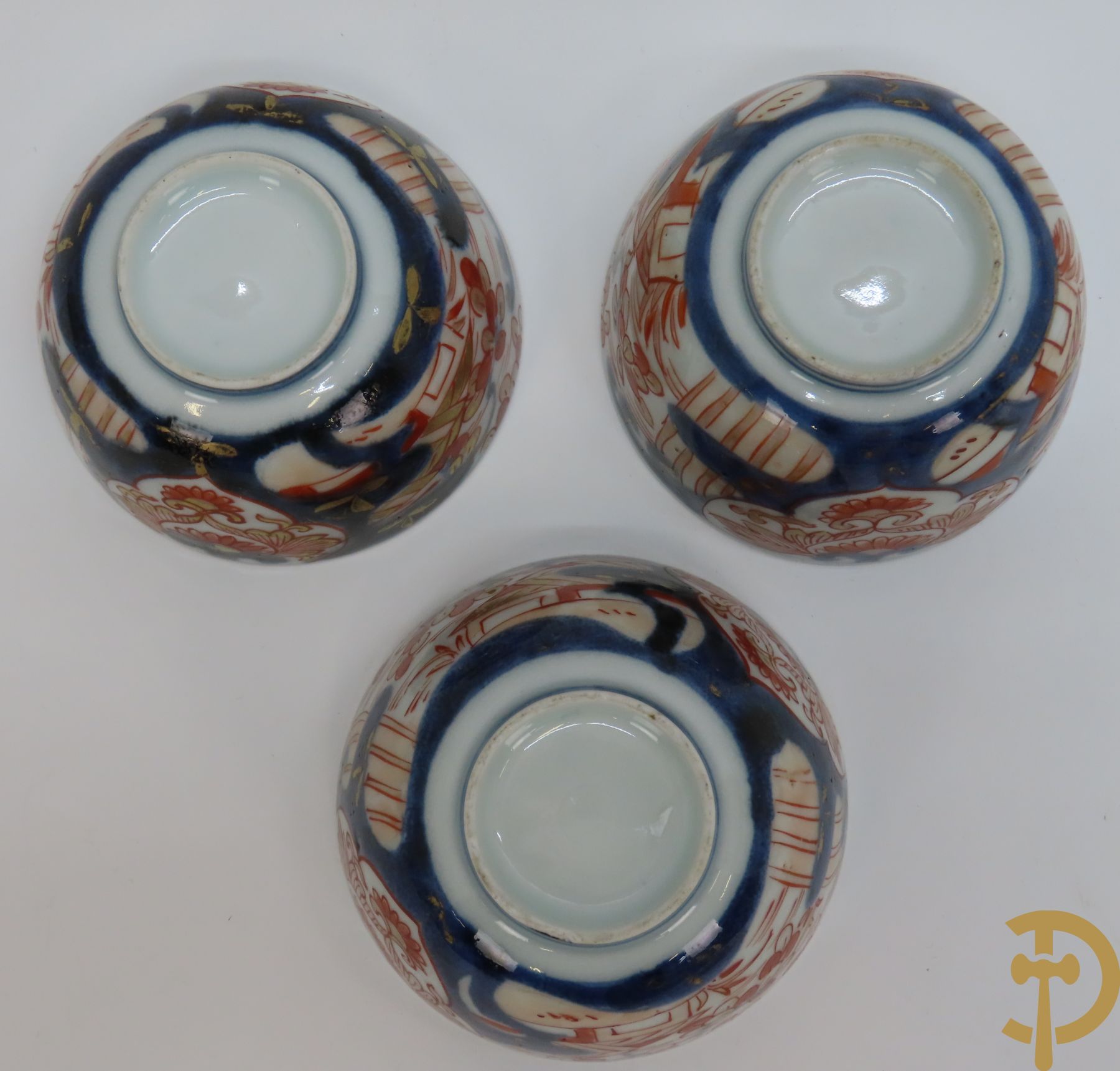 Japanse Imari olie- en azijnfles + 5 Imari kopjes en 3 schoteltjes + Kendi