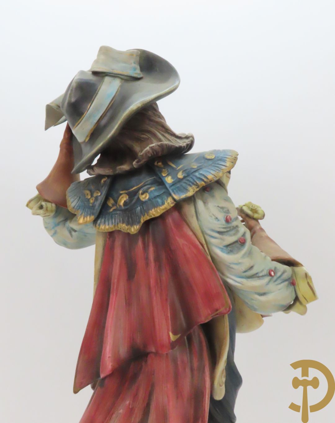 Twee Italiaanse beelden in meerkleurige faience, Cirano de Bergerac