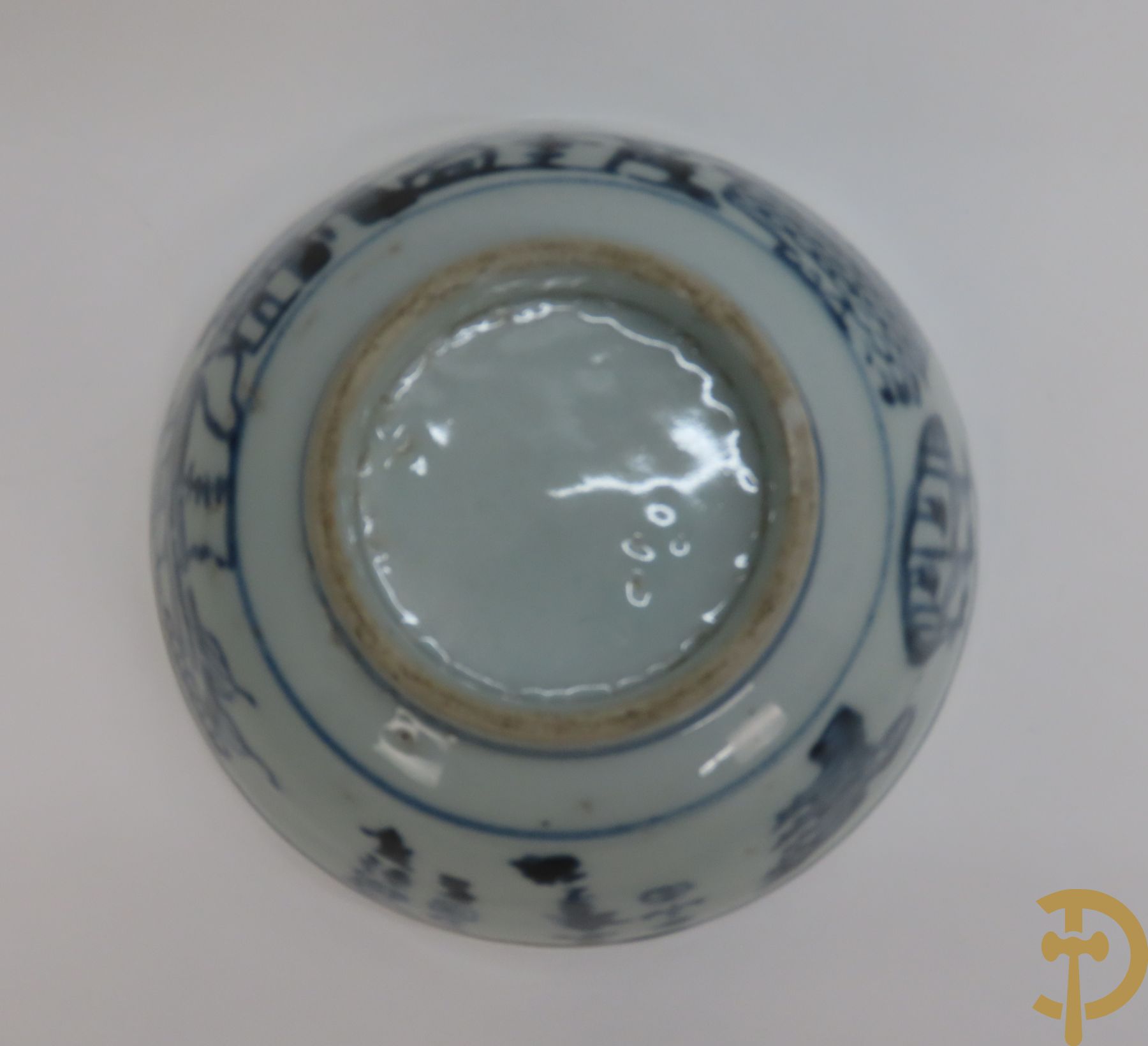 Twee Chinese porseleinen coupes met blauw/wit decor