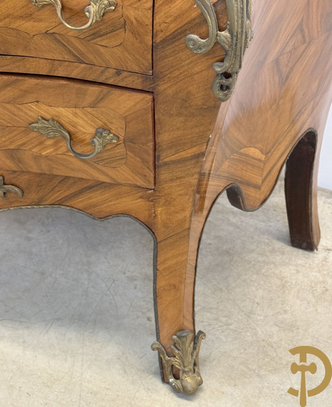 Notelaren drielandencommode met bronsbeslag en groen marmeren blad