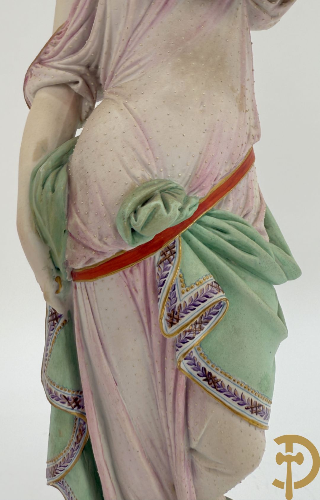 Paar Franse biscuits van elegante dame met hond en dame met bloemen op schouder