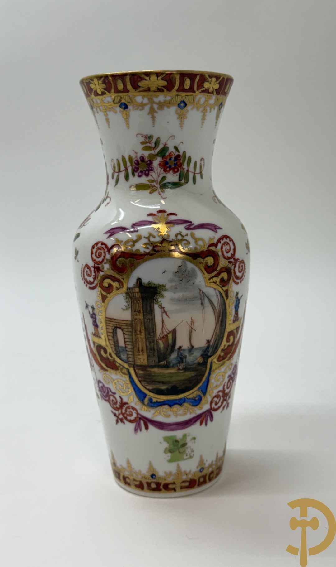 Paar kalebasvormige porseleienen vazen met antieke havenzichten + porseleinen vaasje met havenscènes, onderaan gemerkt