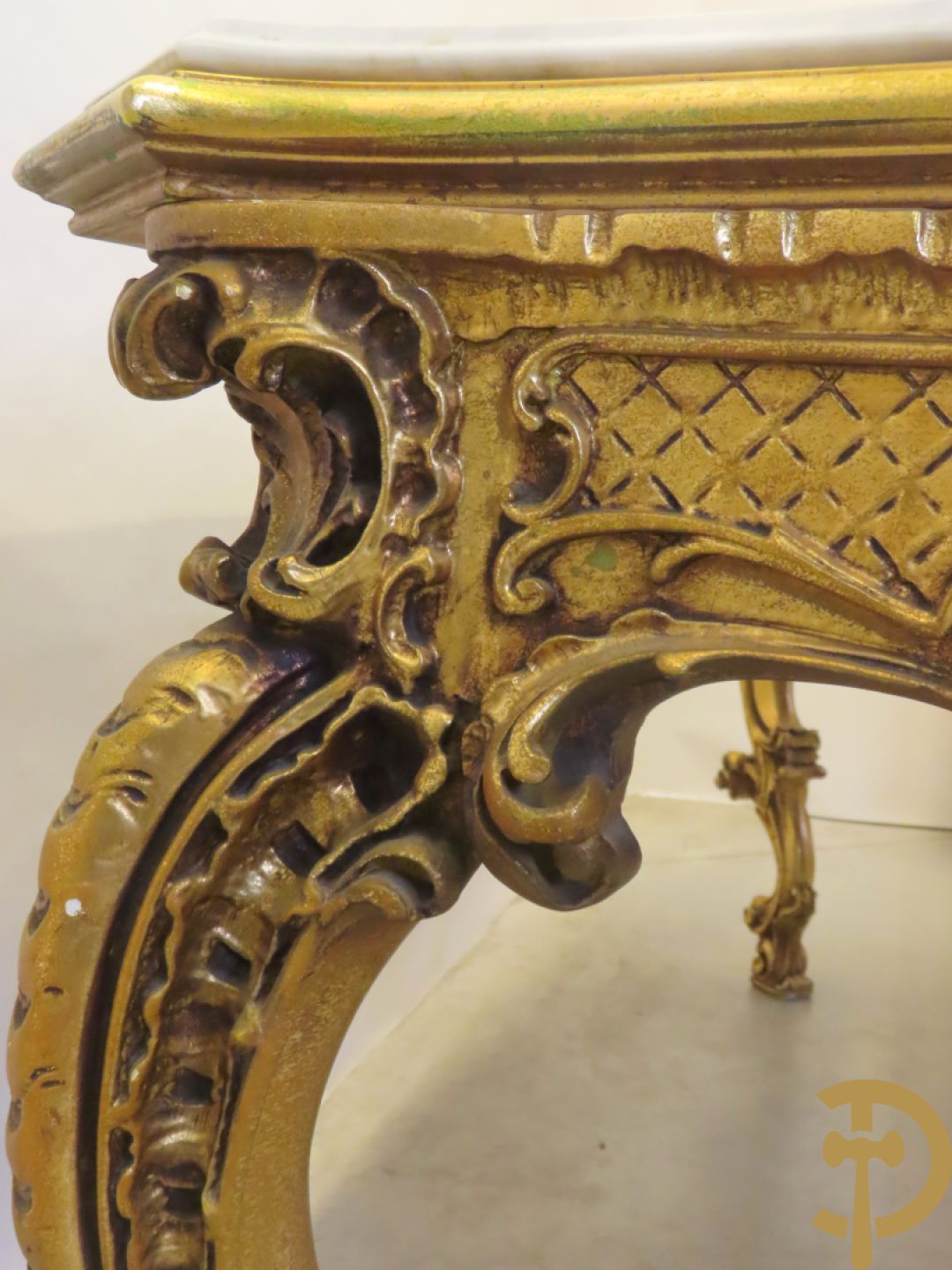 Uitzonderlijke vergulde Louis XV eetkamer bestaande uit vijfdeursdressoir met voluutvormige accanthusranken en rocailles, beschilderd met bloemenmotieven en centraal tafererel met hoornen des overvloeds + bijhorende spiegel vergulde tafel op voluutvormige poten met zes bijhorende stoelen + vitrine met accanthusranken en centrale deur, op voluutvormige poten