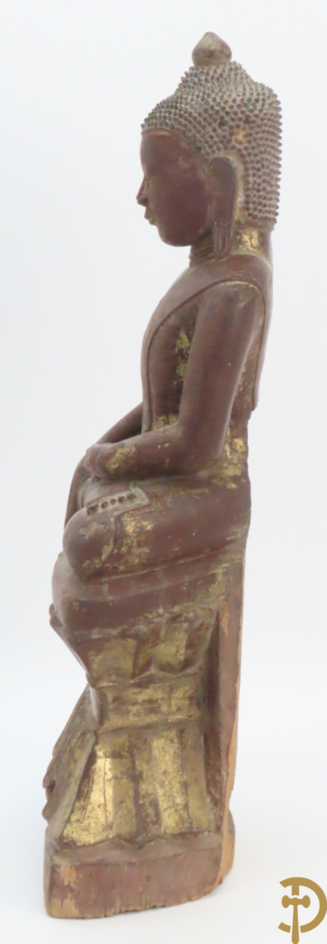 Houtgesculpteerde zittende boedha