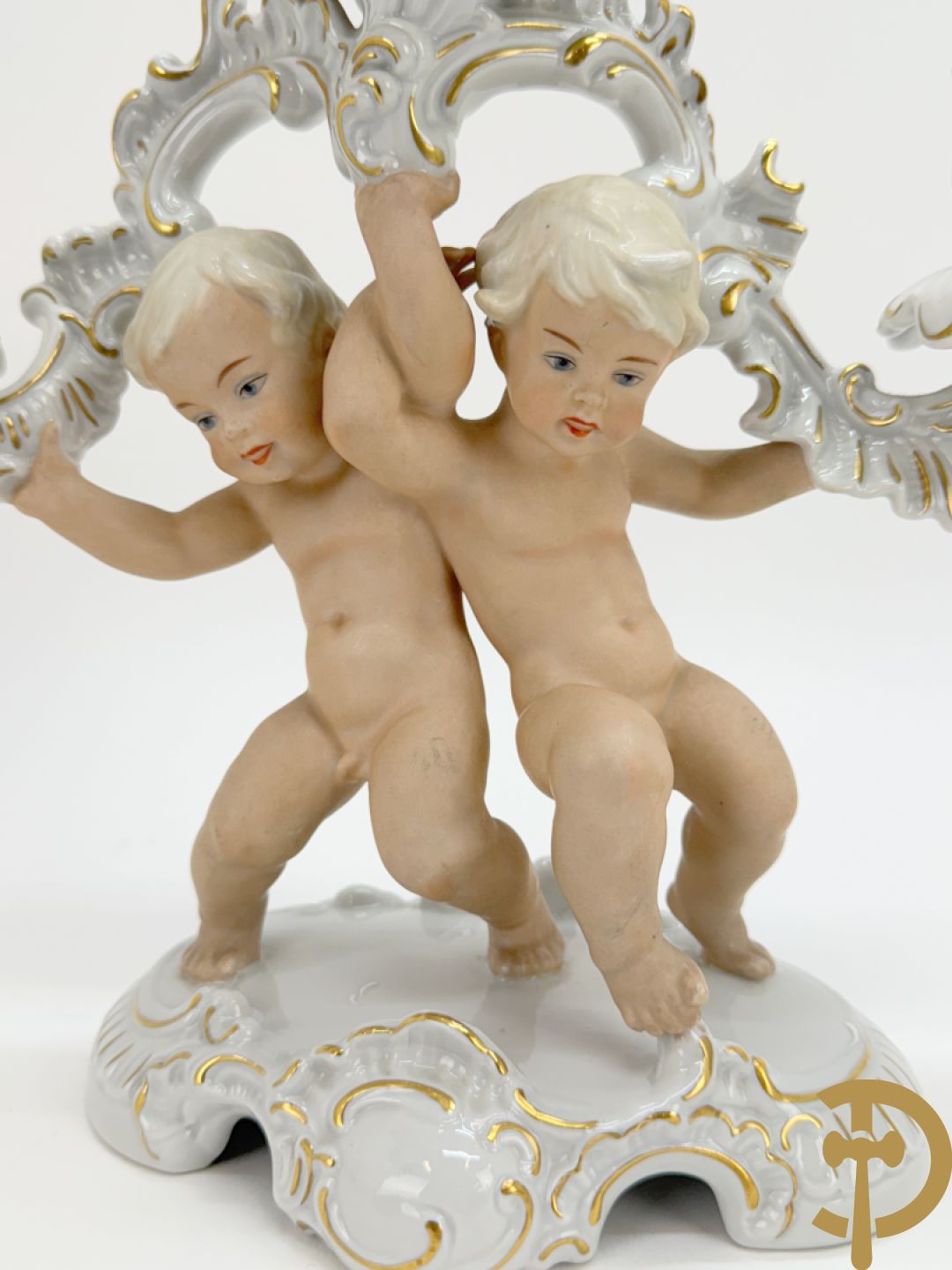 Twee kandelaars in biscuit met cupido