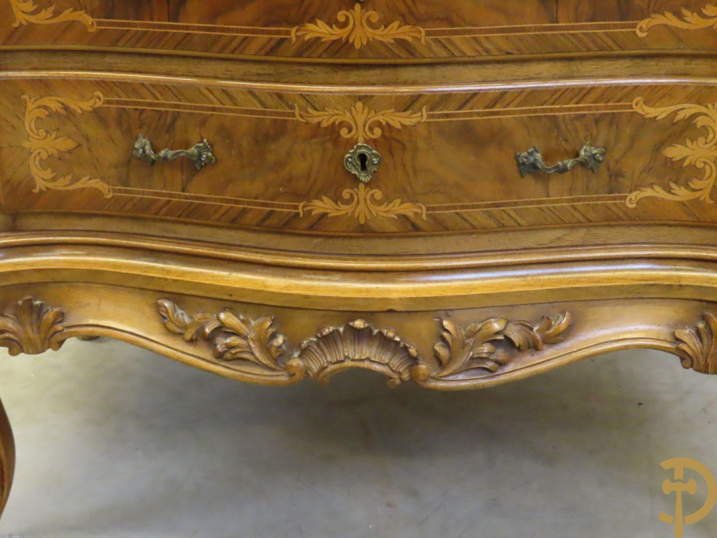 Notelaren vierladen commode met accanthusranken op voluutvormige poten