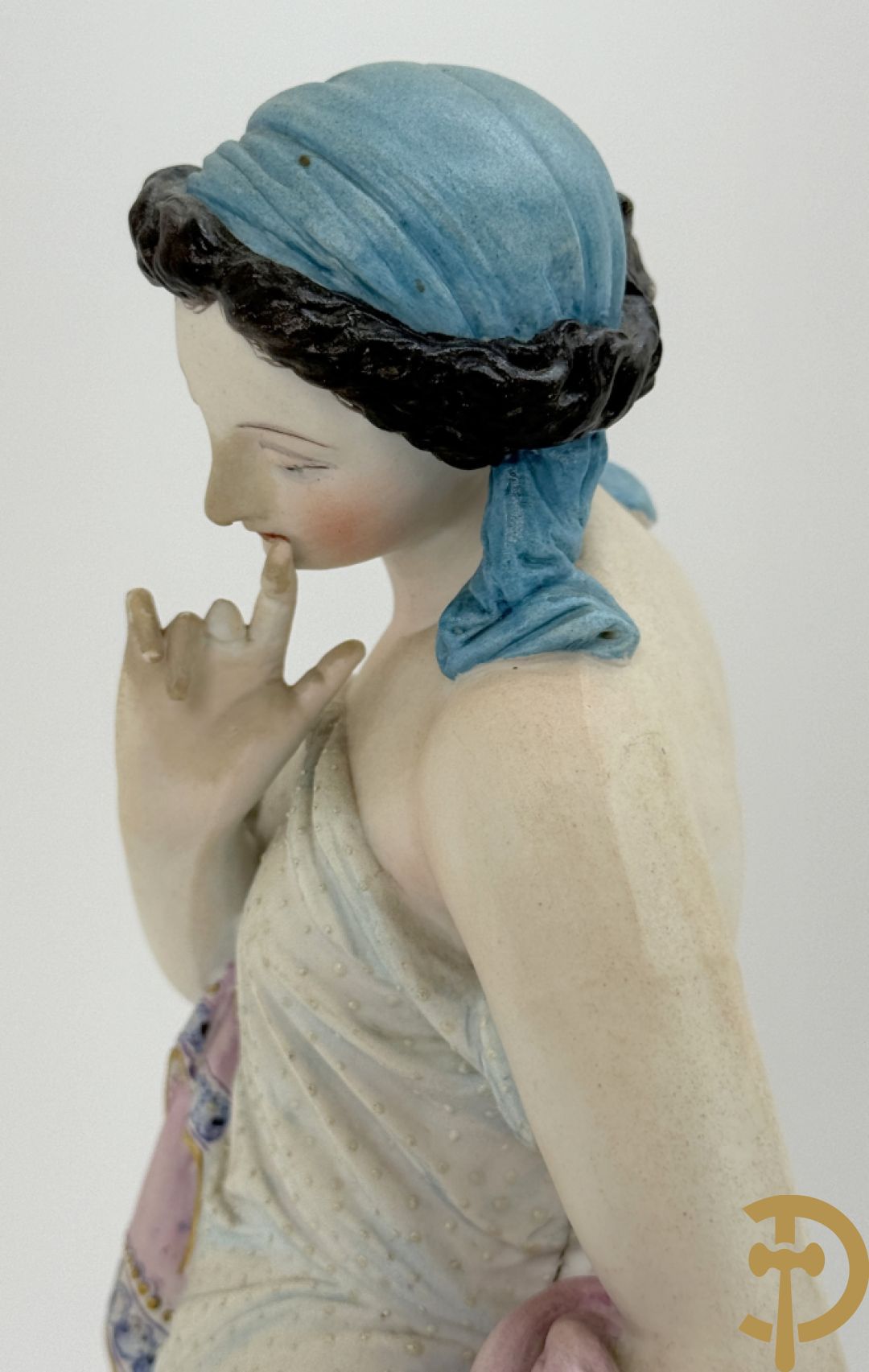 Paar Franse biscuits van elegante dame met hond en dame met bloemen op schouder