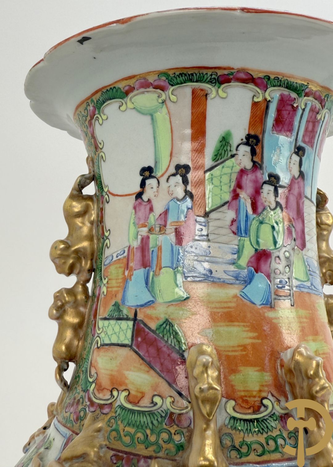 Chinese porseleinen Kanton vaas met geanimeerde taferelen en natuurdecor