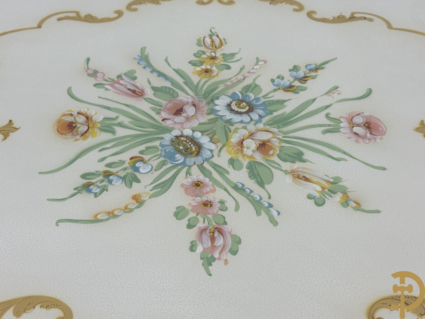 Italiaanse eetkamer met beschilderd bloemenmotief bestaande uit vierdeursdressoir met beschilderde bloemenmotieven, accanthusranken en glazen blad, tafel op gesculpteerde poten en 6 stoelen