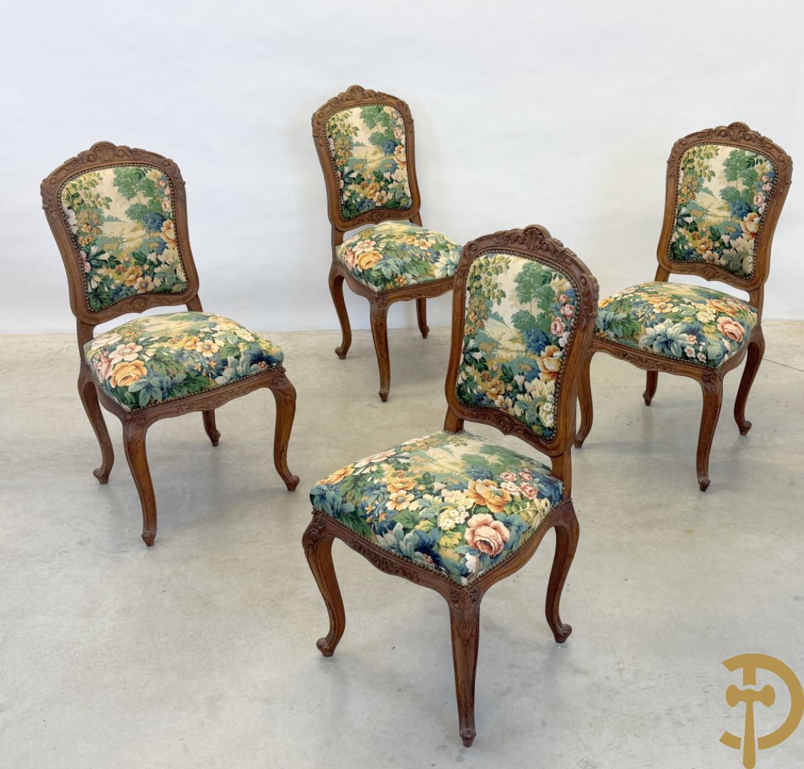Vier eiken Louis XV stoelen met gebloemde stof en rocailles in de rug, op voluutvormige poten