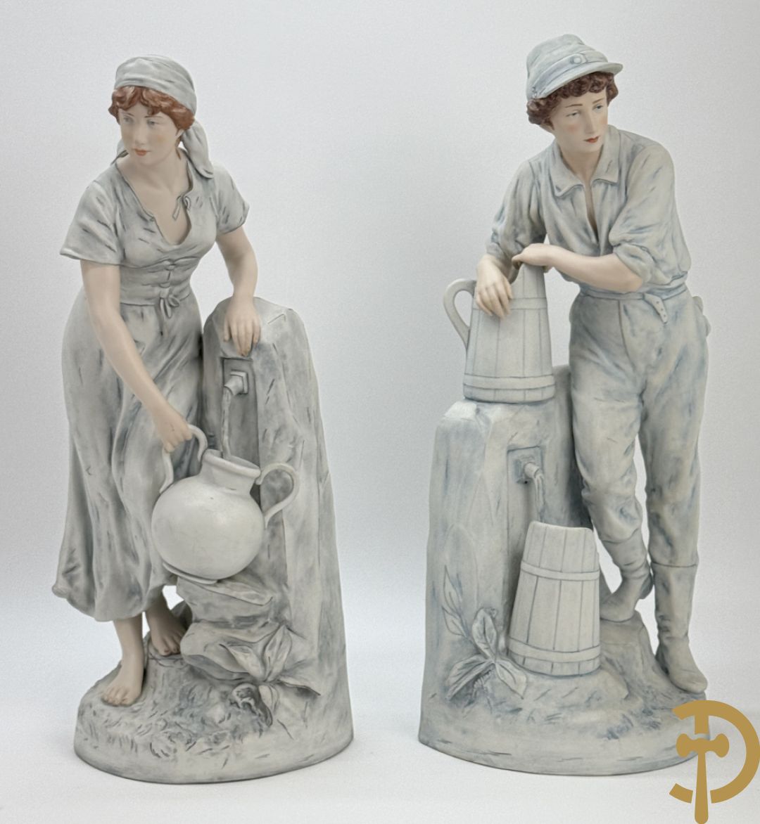 Paar Royal Dux beelden van koppel bij de waterbron, nummers 10563 en 10564