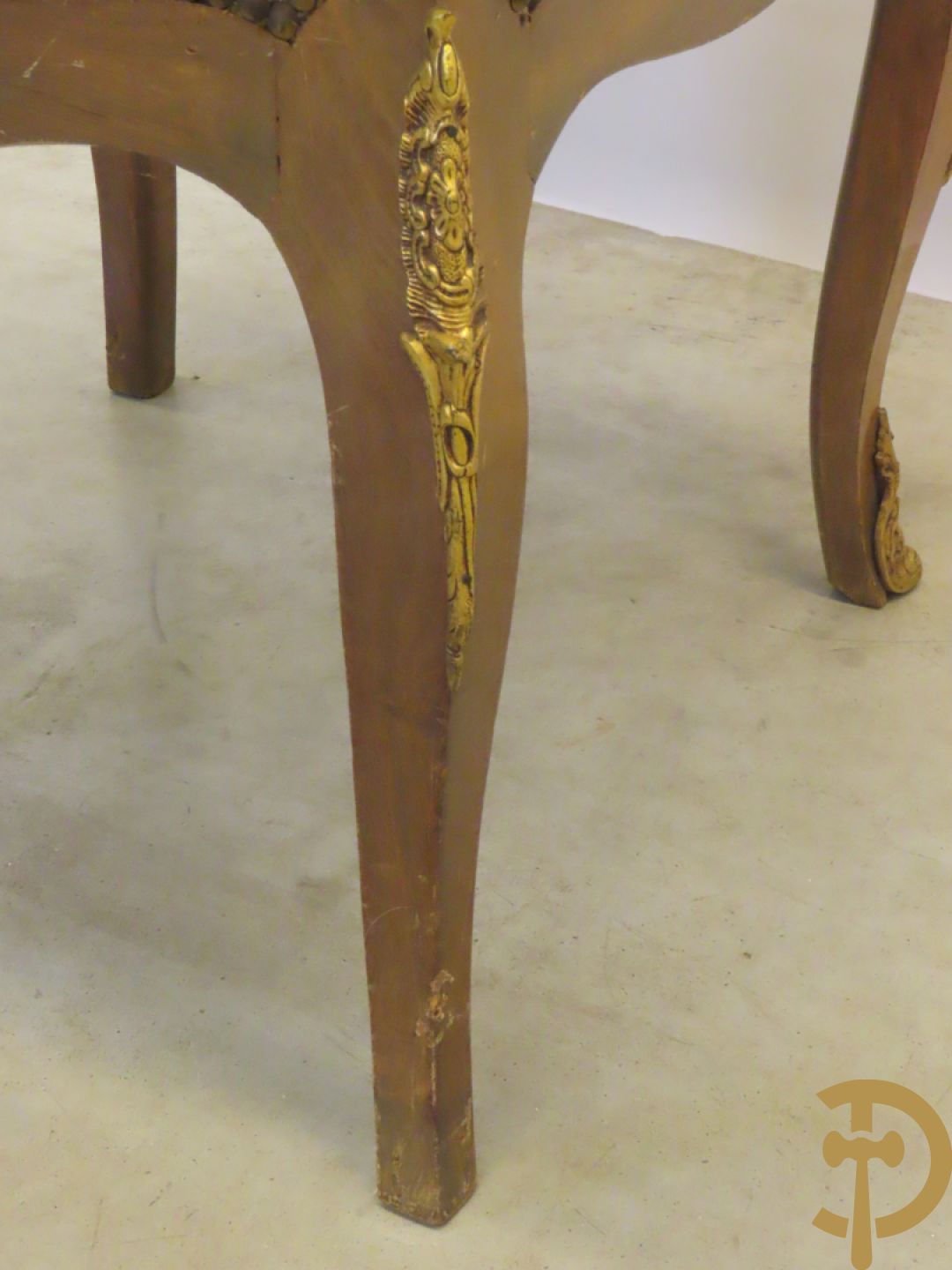 Gemarketteerde ovale notelaren tafel bezet met bronsbeslag van dameshoofden + stoel