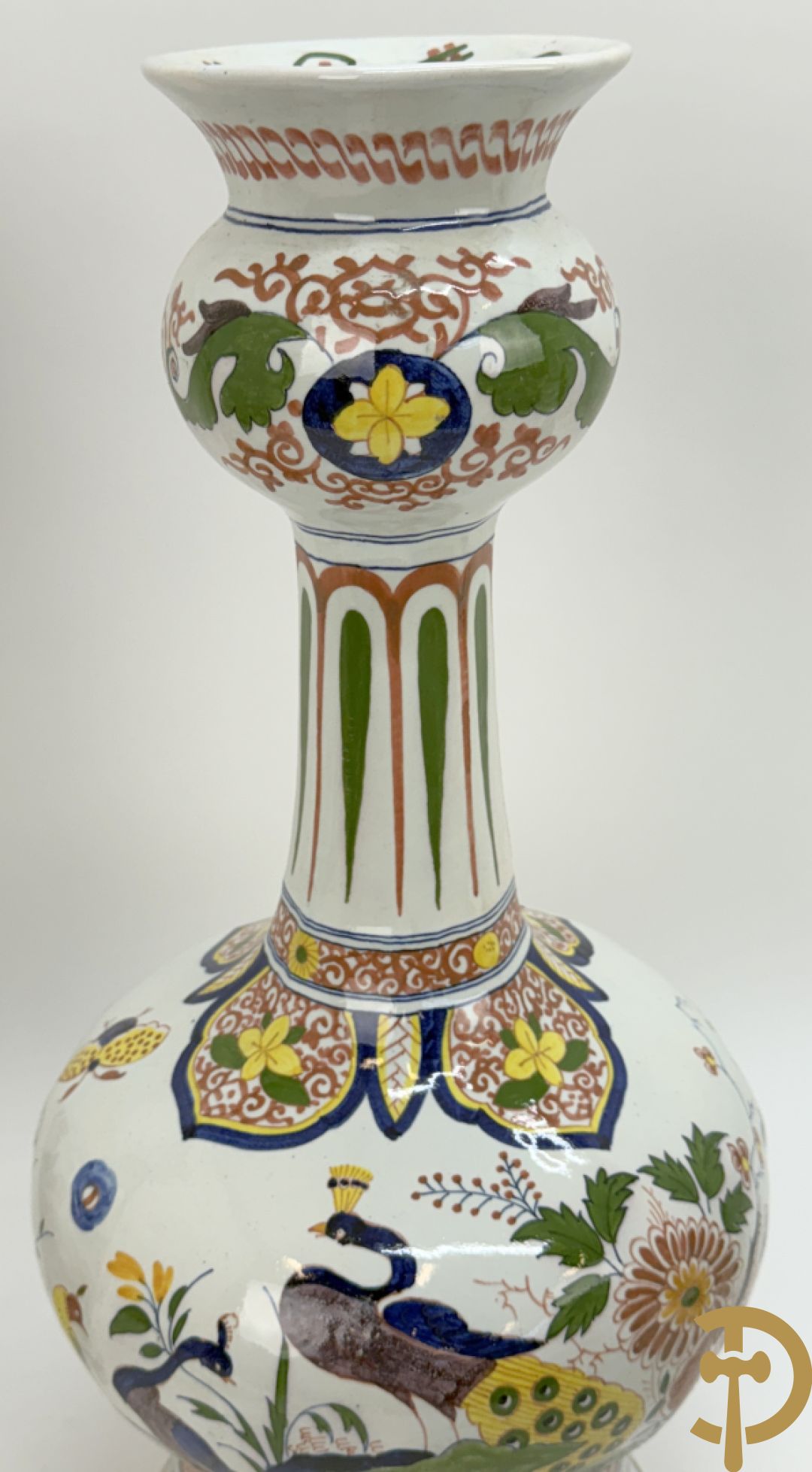 Driestel in polychrome faience met decor van vogels en bloemen bestaande uit dekselpotiche geflankeerd door 2 knobbelvazen, Boch 104/5