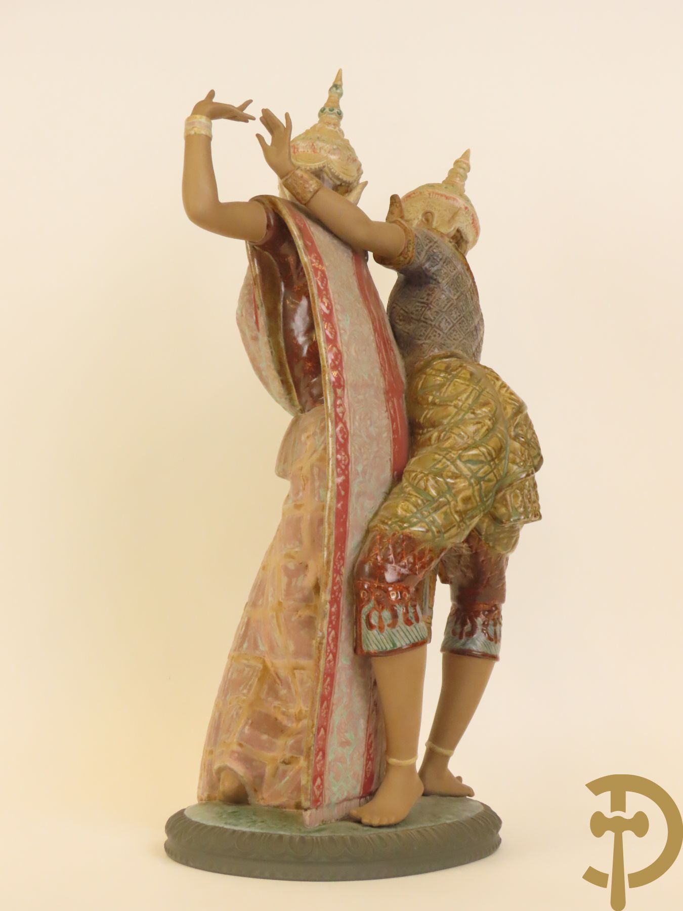 Thaise danseres met jongeman in keramiek, onderaan gemerkt Lladro