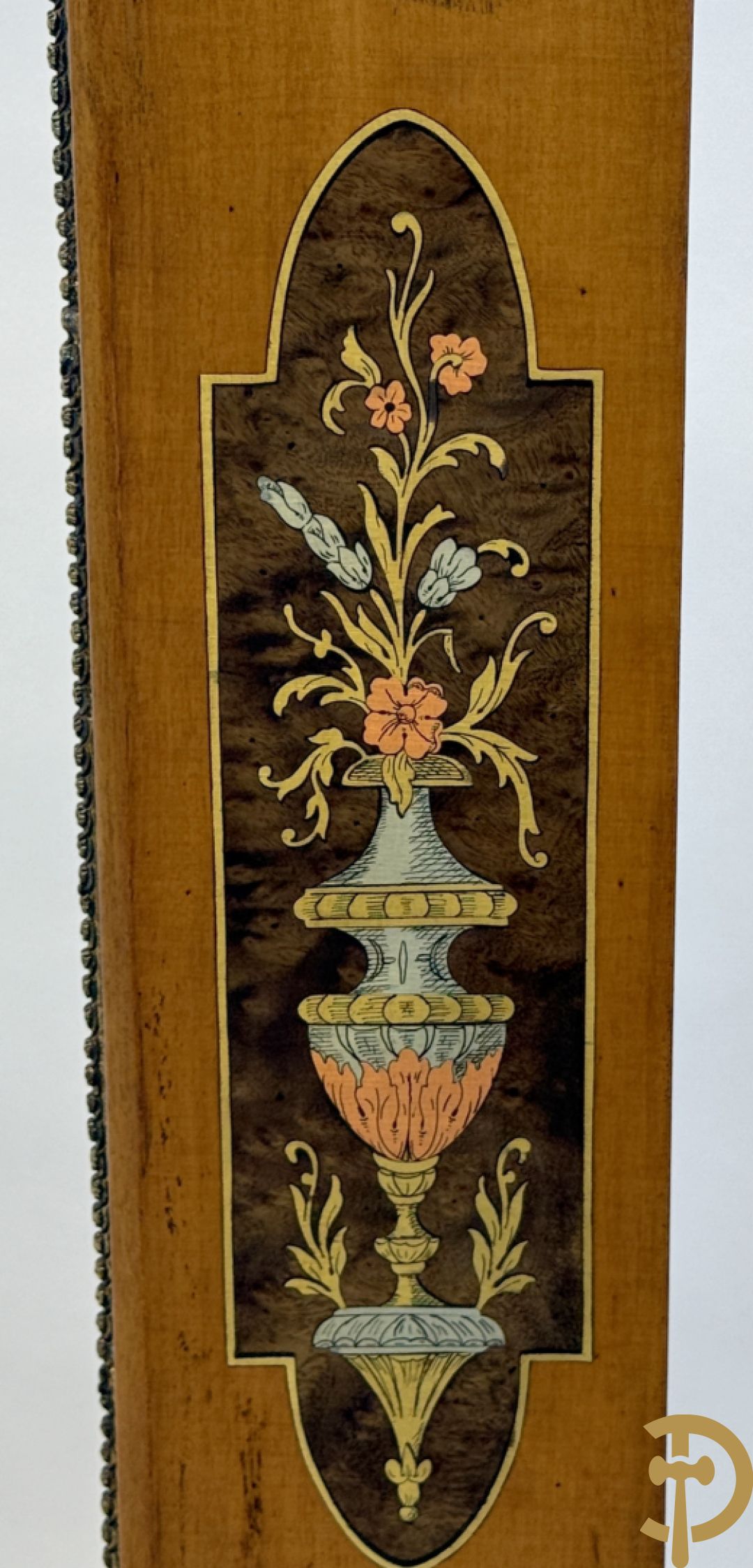 Italiaanse notelaren kartel met marqueterie en bronsbeslag, bovenaan bekroond met cupido - met bihhorende gemarqueteerde console met inleg van koper en schildpadimitatie, decor van amfoor en bronzen medusahoofd