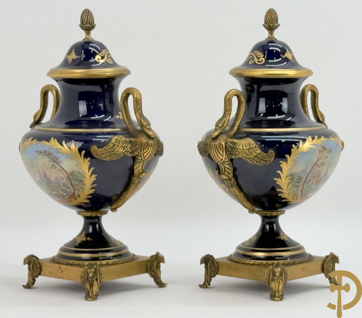 Paar porseleinen Sèvres cassolettes met handbeschilderd romantisch decor op blauwe fond, zijdelings met bronzen zwanen, Chateaux de Sceaux  gemerkt onderaan, Missant J. getekend