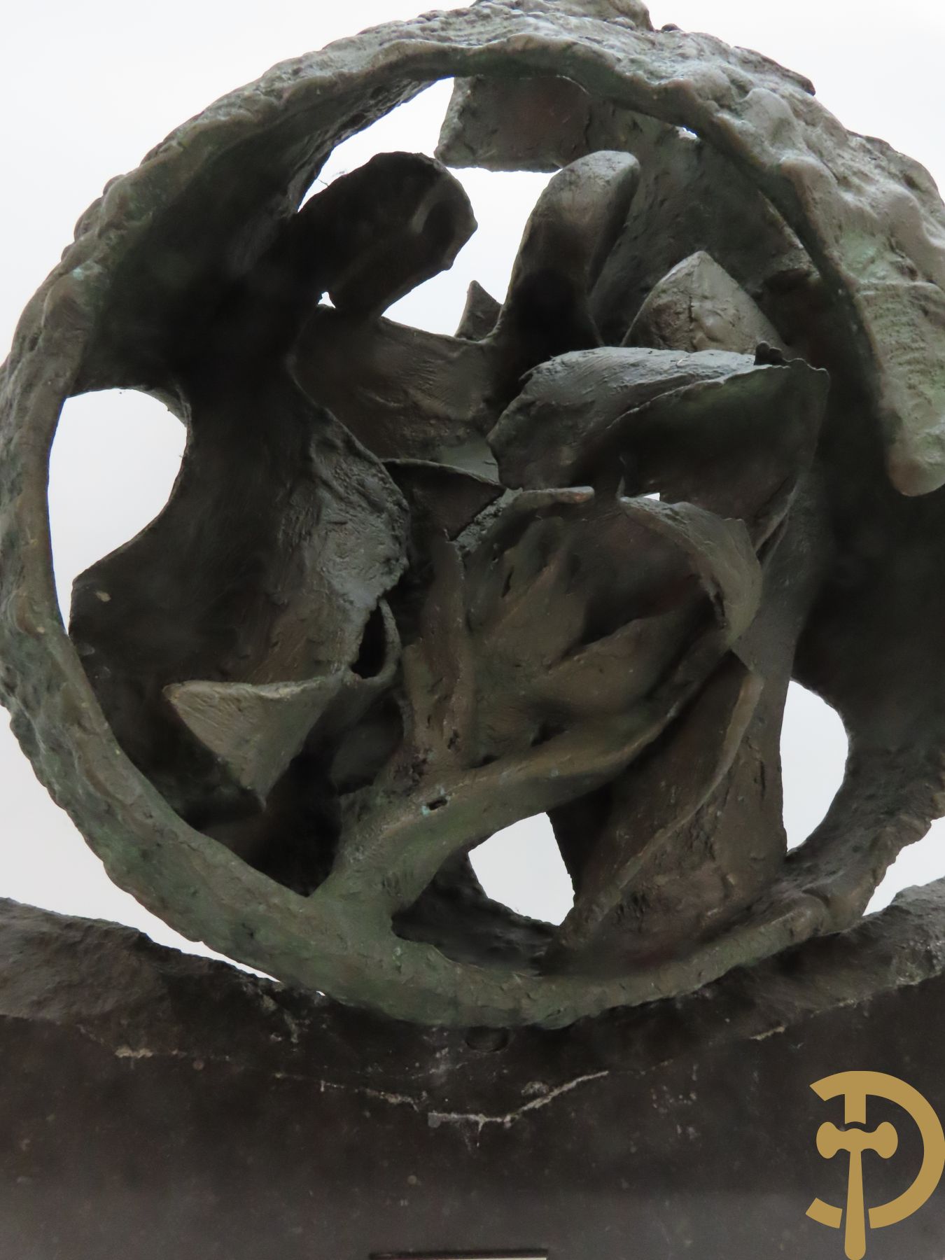 LAMPENS Mark getekend op arduinene sokkel - Kegelvormige bronssculptuur met grillig rolwerk