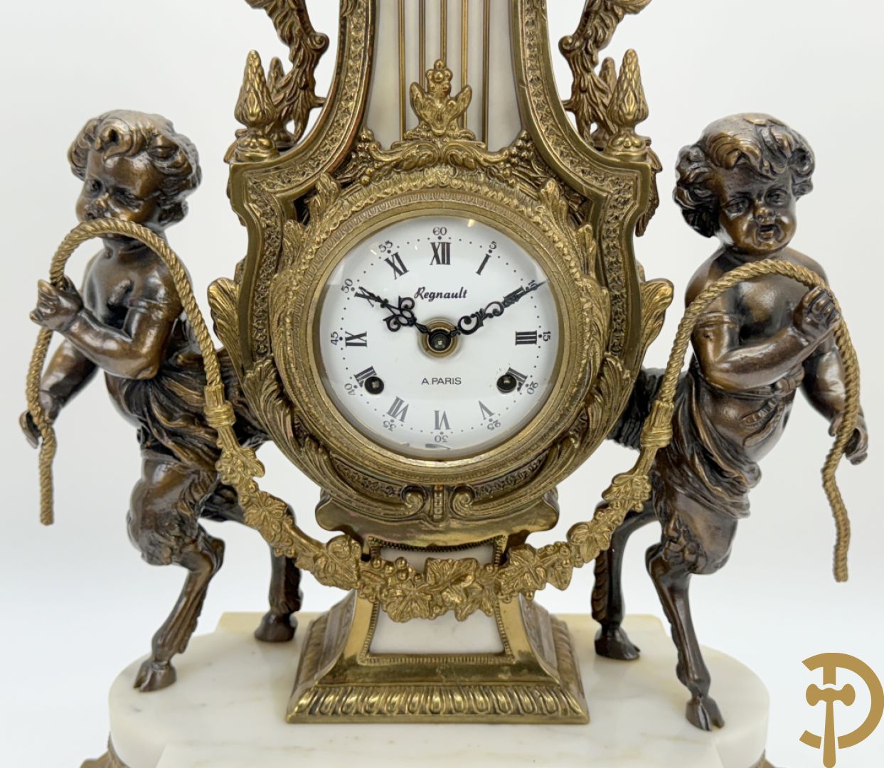 Driedelige koperen garnituur, centraal met harp geflankeerd door paar cupido