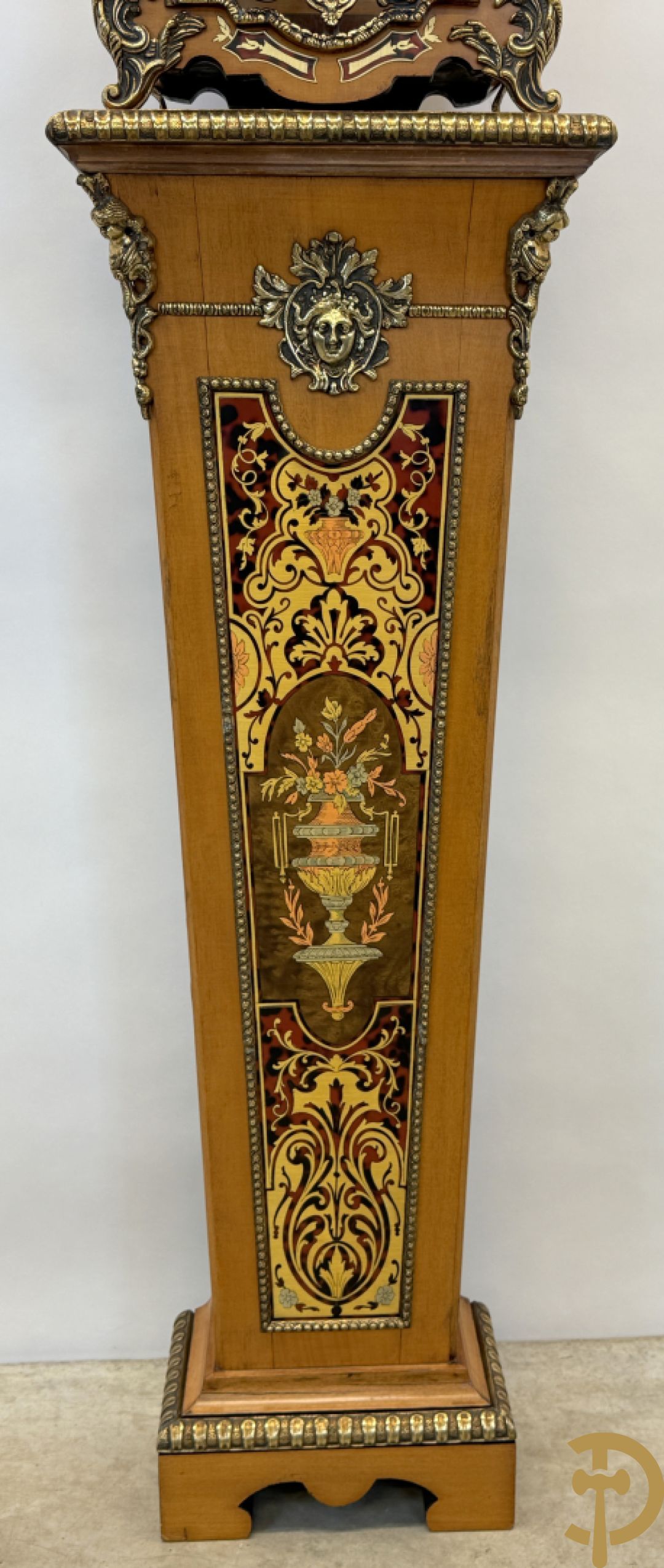 Italiaanse notelaren kartel met marqueterie en bronsbeslag, bovenaan bekroond met cupido - met bihhorende gemarqueteerde console met inleg van koper en schildpadimitatie, decor van amfoor en bronzen medusahoofd