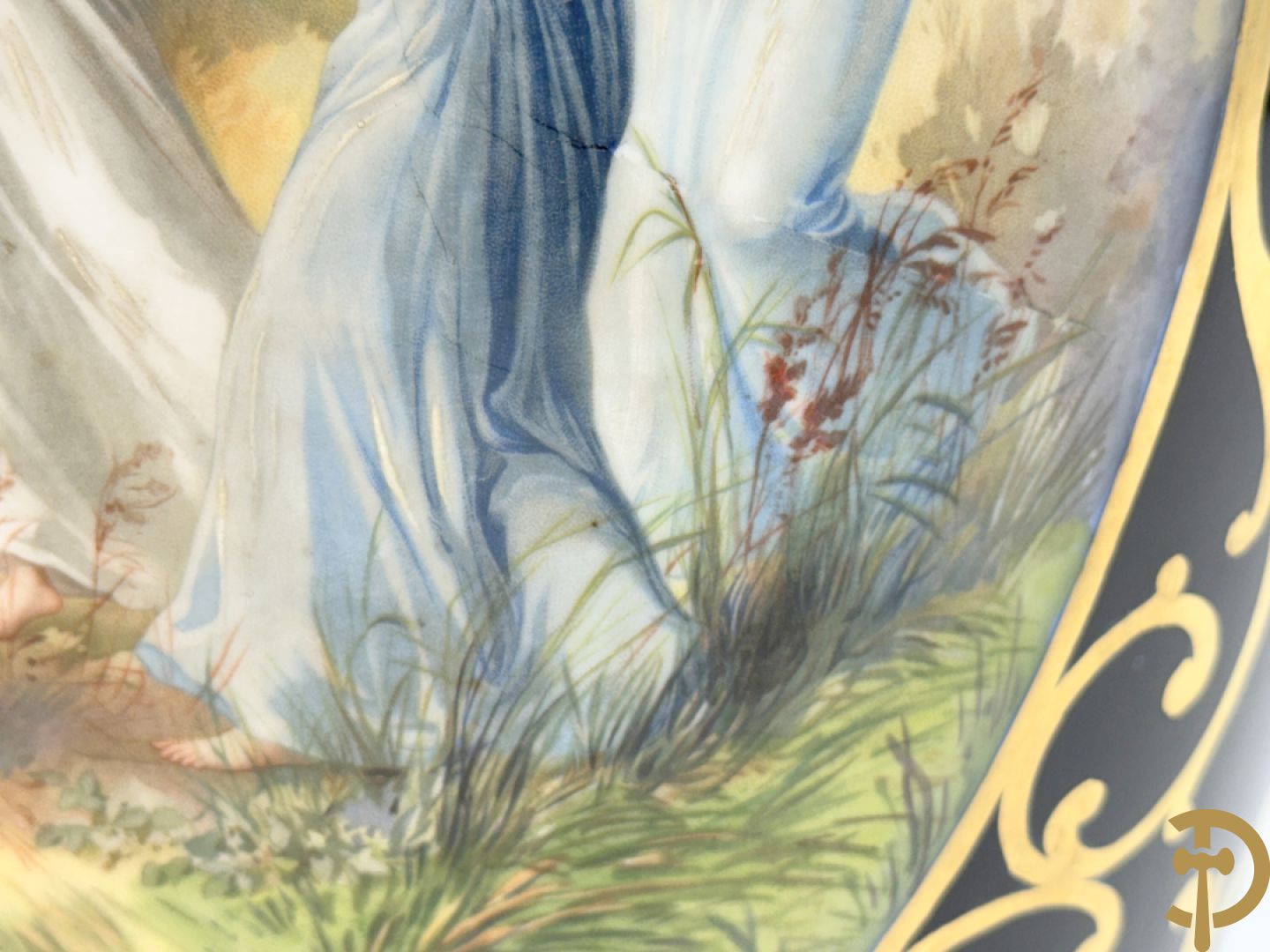 Porseleinen siervaas met idyllisch landschap met 4 dansende dames op blauwe fond, gemerkt Orly