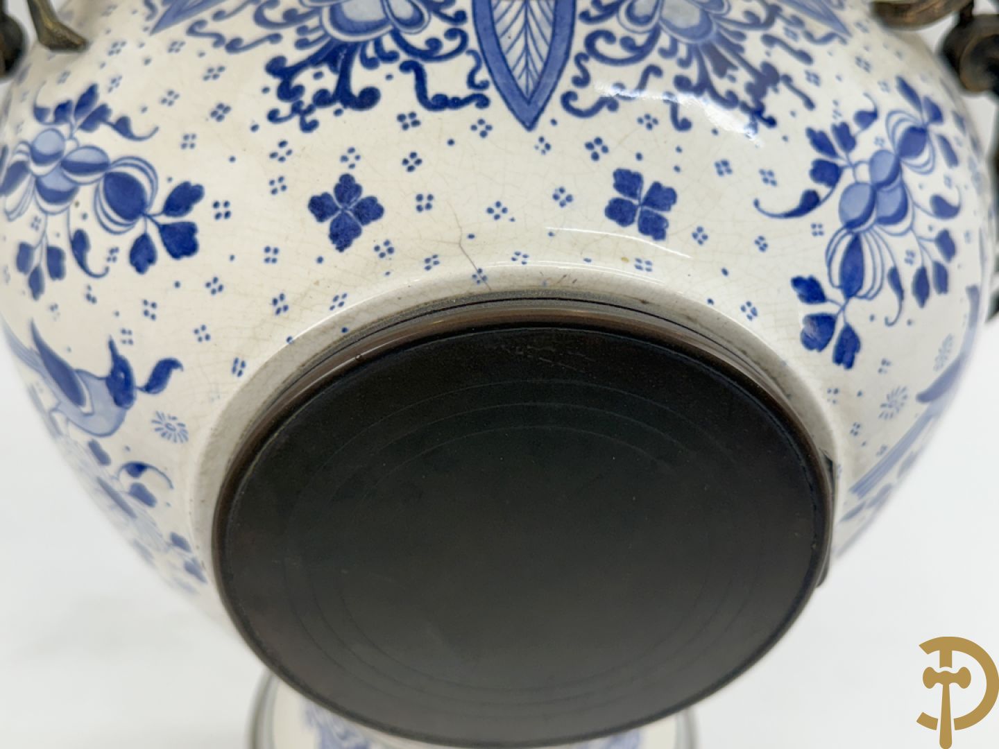 Driedelige garnituur met faience in Delftse stijl en bezet met koperen Jugendstil kandelaars, rond 1900