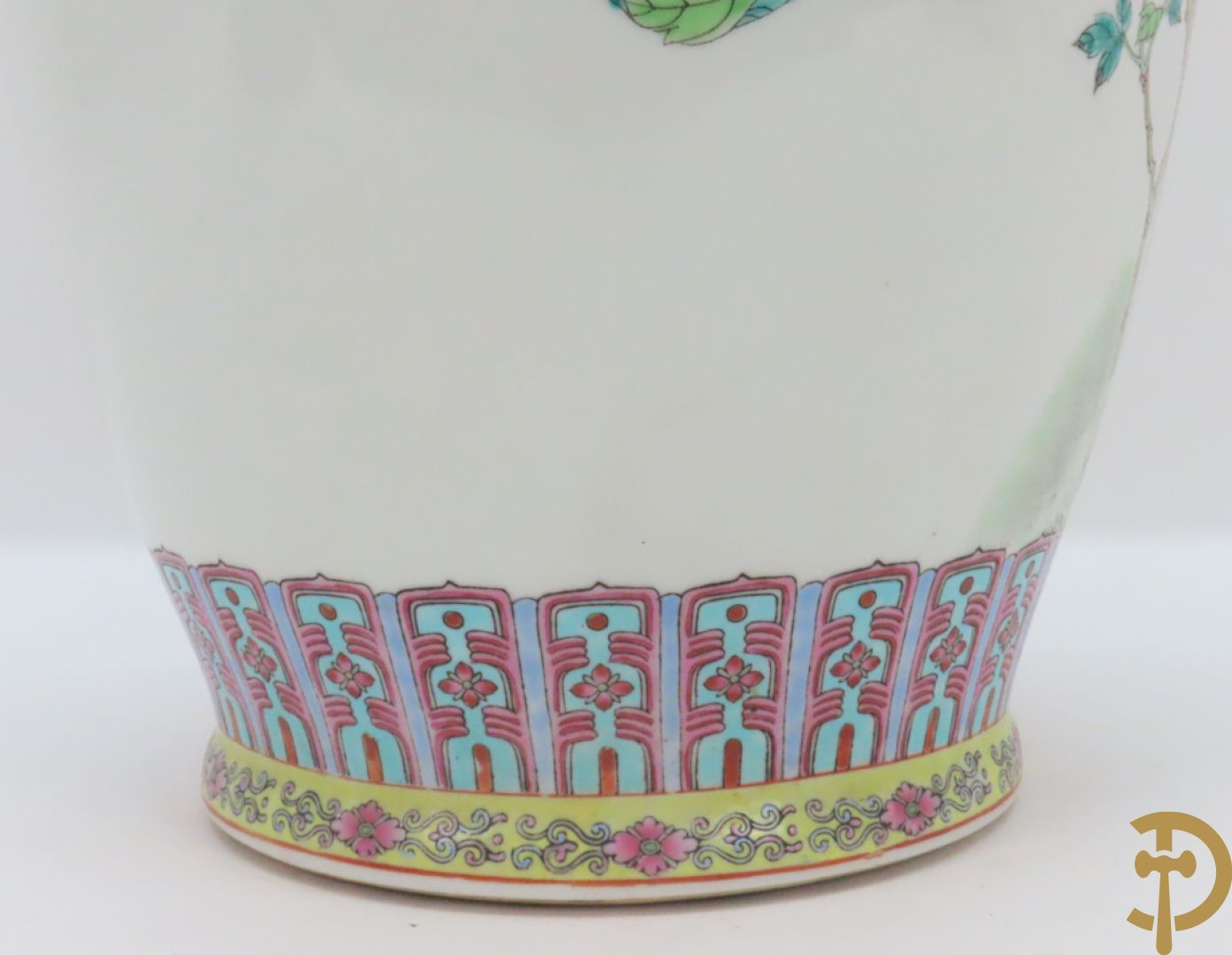 Chinese porseleinen repubieksvaas met bloementafereel