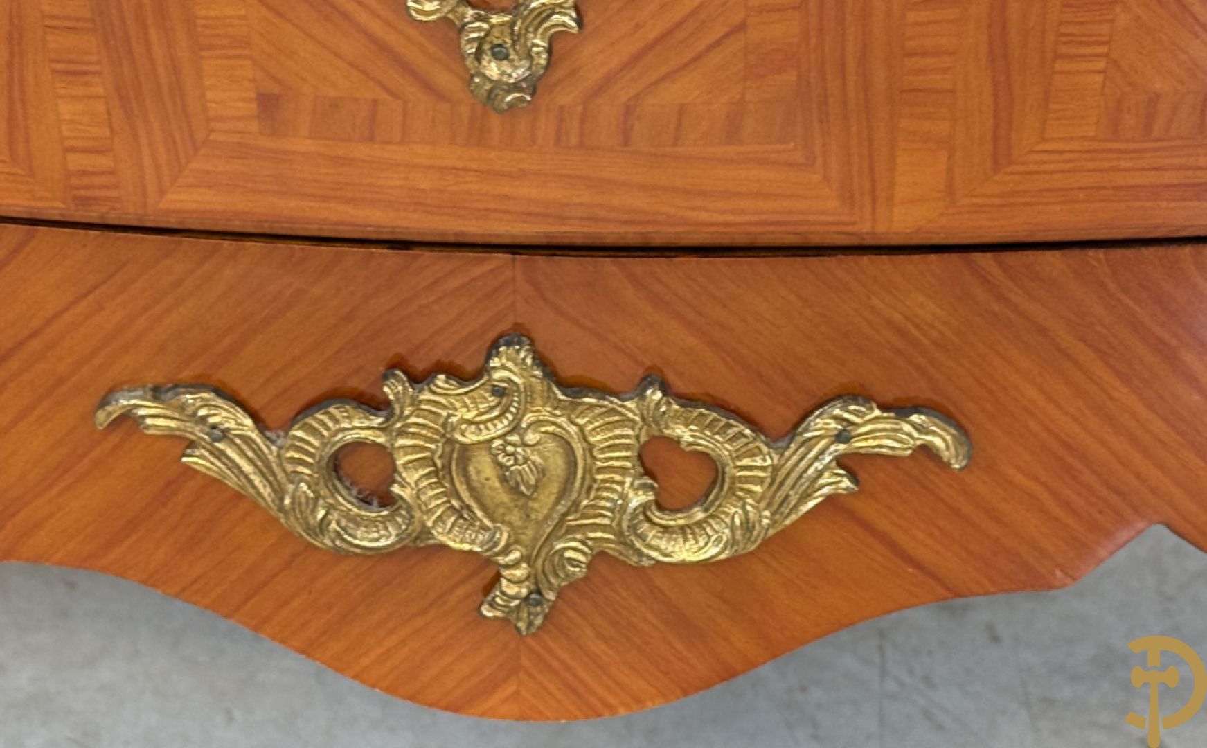 Gegalbeerde notelaren vierladencommode bezet met bronsbeslag en marmeren blad