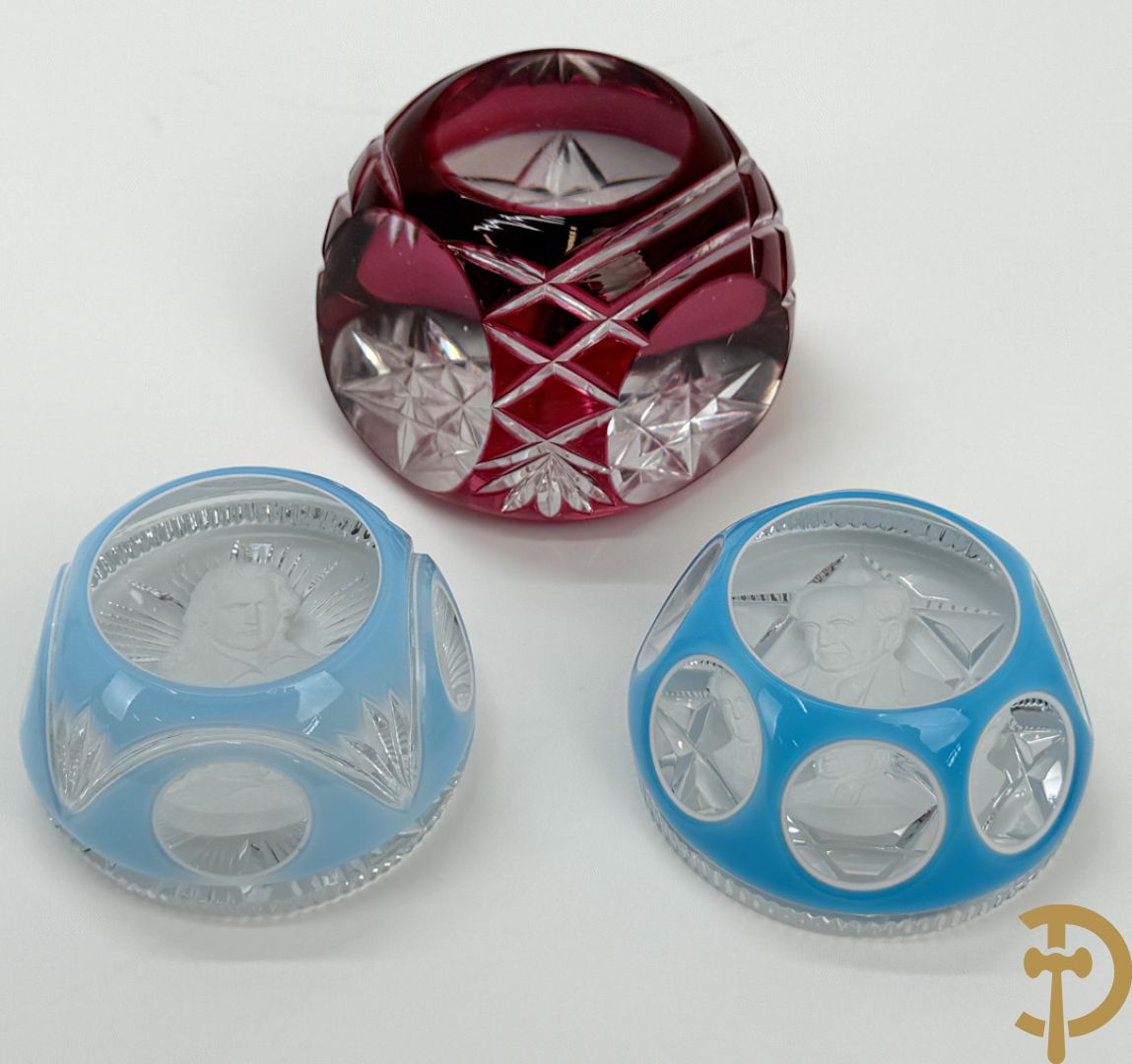 Twee presse papiers van Cristallerie d