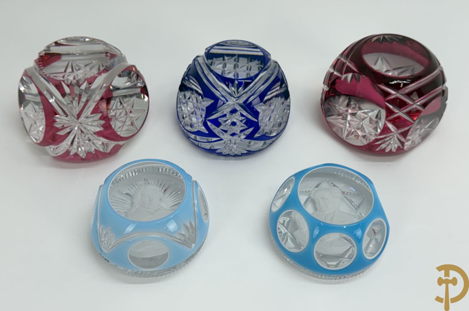 Twee presse papiers van Cristallerie d