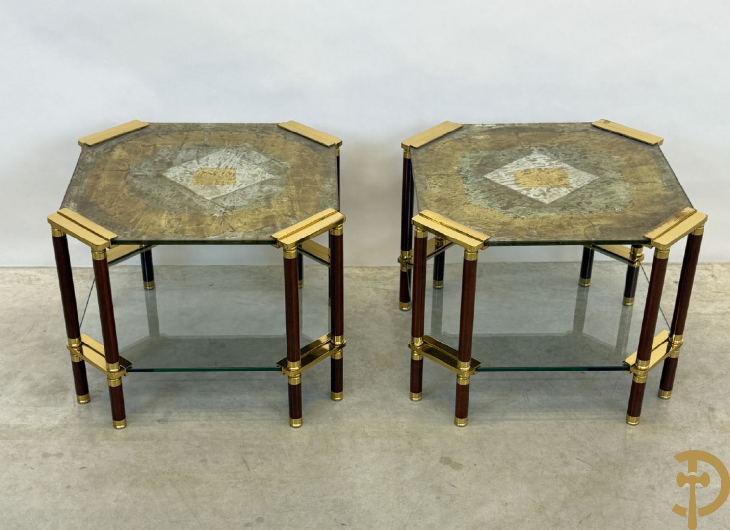 Vintage salontafel met geslepen glazen blad met bladgoud bewerkt op koperen voeten, Meersman Lucas getekend + 2 sidetables met geslepen glazen blad met bladgoud bewerkt op koperen voet, Meersman Lucas getekend + bijhorende lampadaire