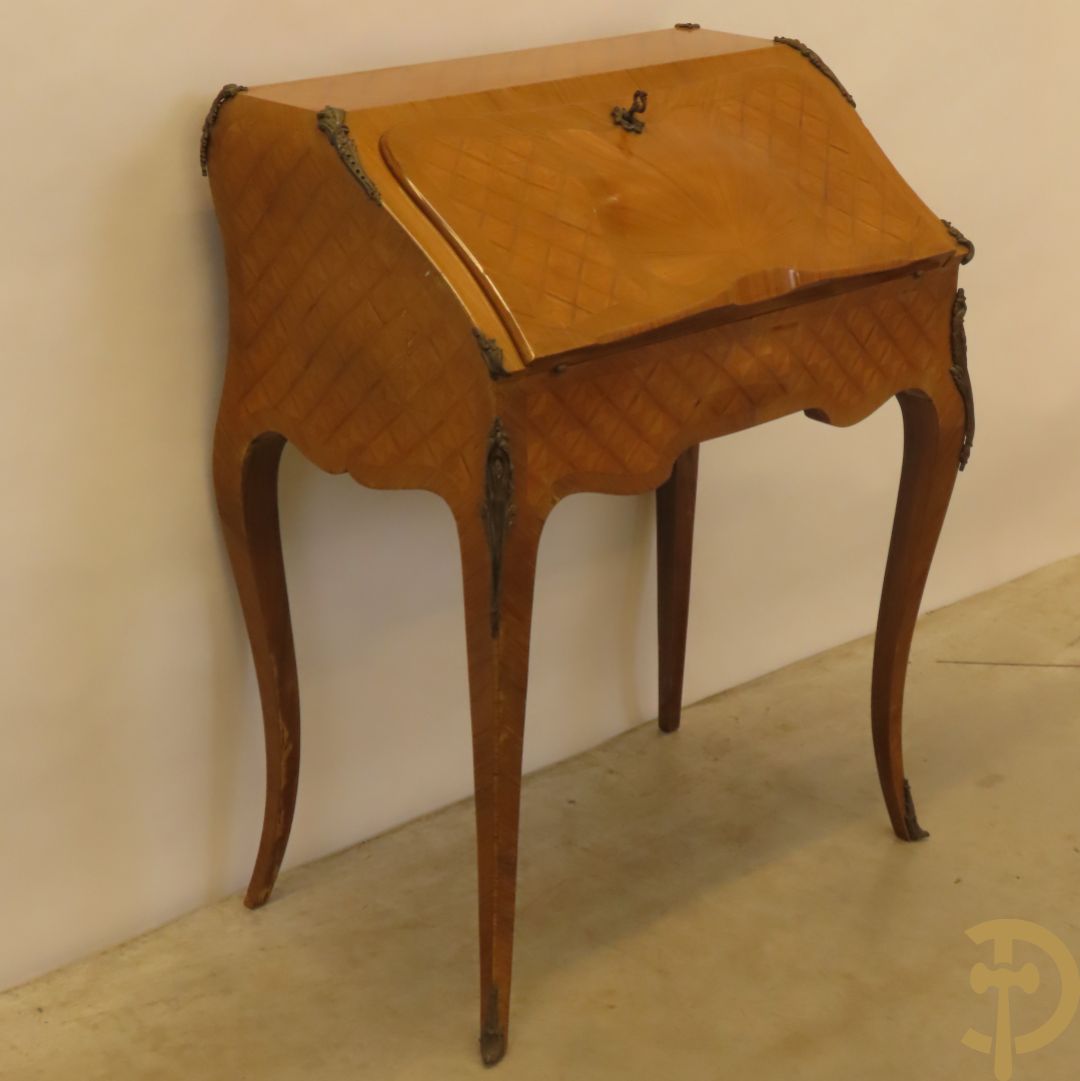 Notelaren damesklapsecretaire met parkettage en zonnestraalfineer, bezet met bronsbeslag - op voluutvormige poten