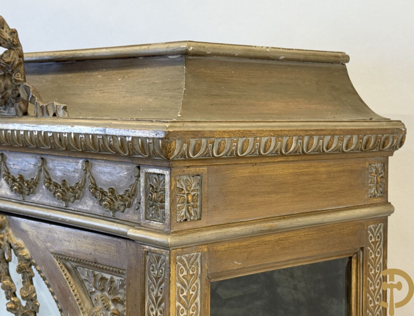 Vergulde ééndeursvitrine met geslepen ruiten, guirlandes en rocailles, bovenaan bekroond met bloemenkrans, Louis XVI stijl