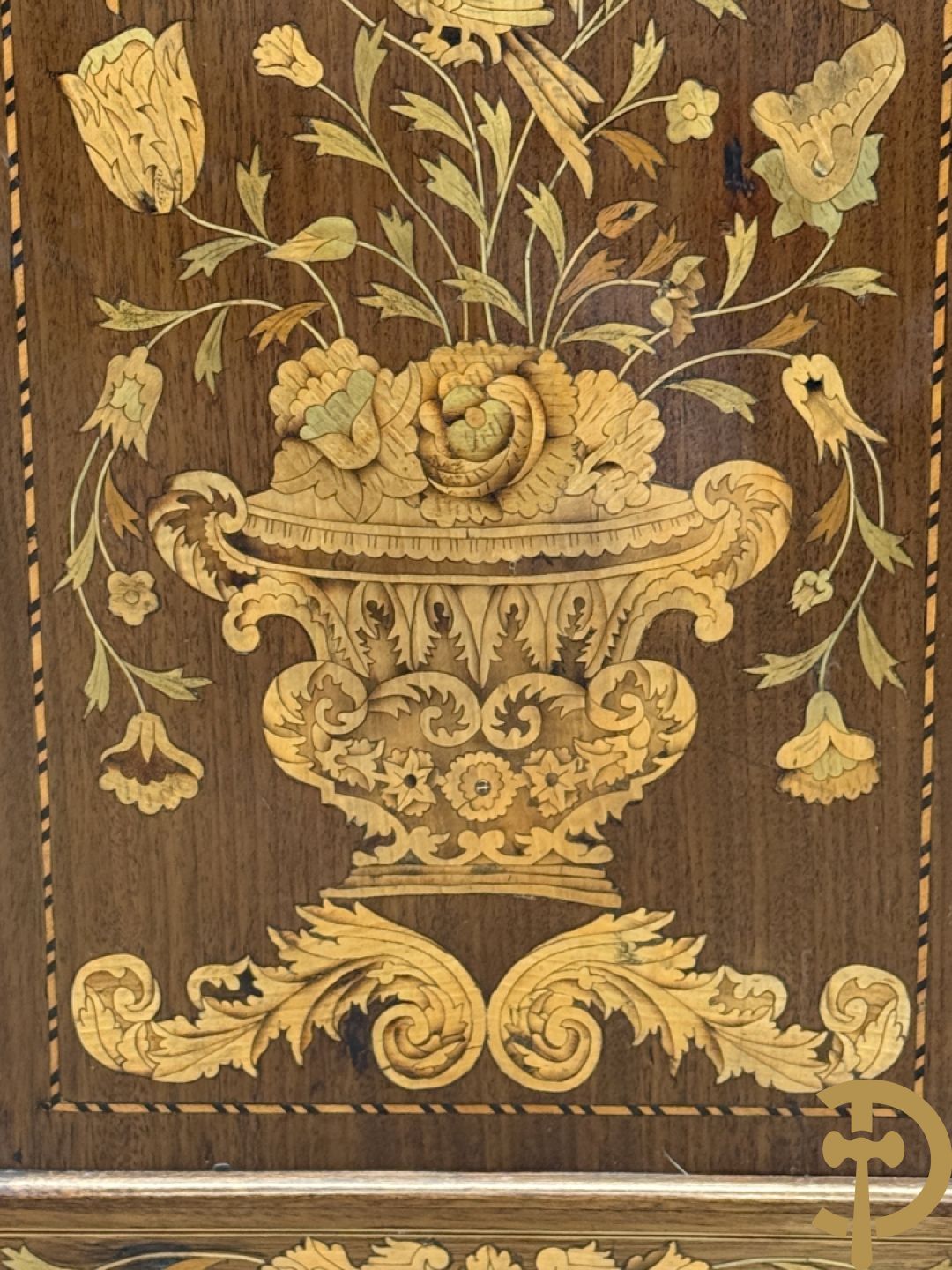 Hollandse vitrine met gemarketteerd bloementafereel, bovenaan met 2 beglaasde deuren en rocaille als kuif - onderaan met 2 gesloten deuren bezet met amforen, vogels en bloemenmarketterie