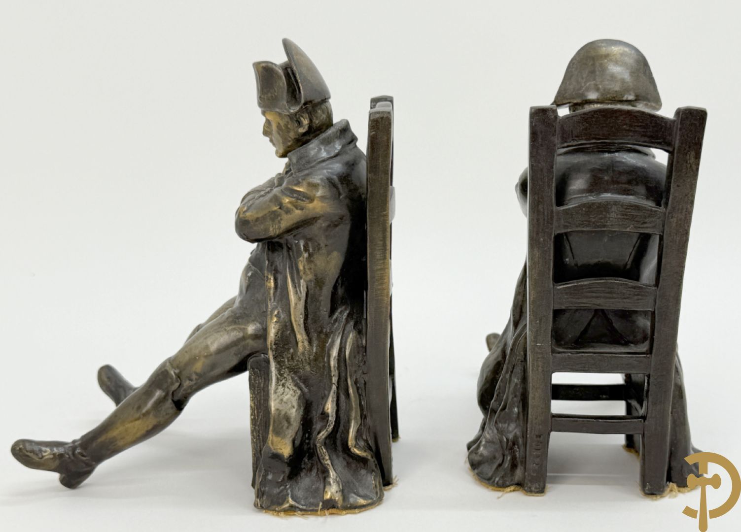 Paar boekensteunen met Napoleon zittend op stoel in zamak