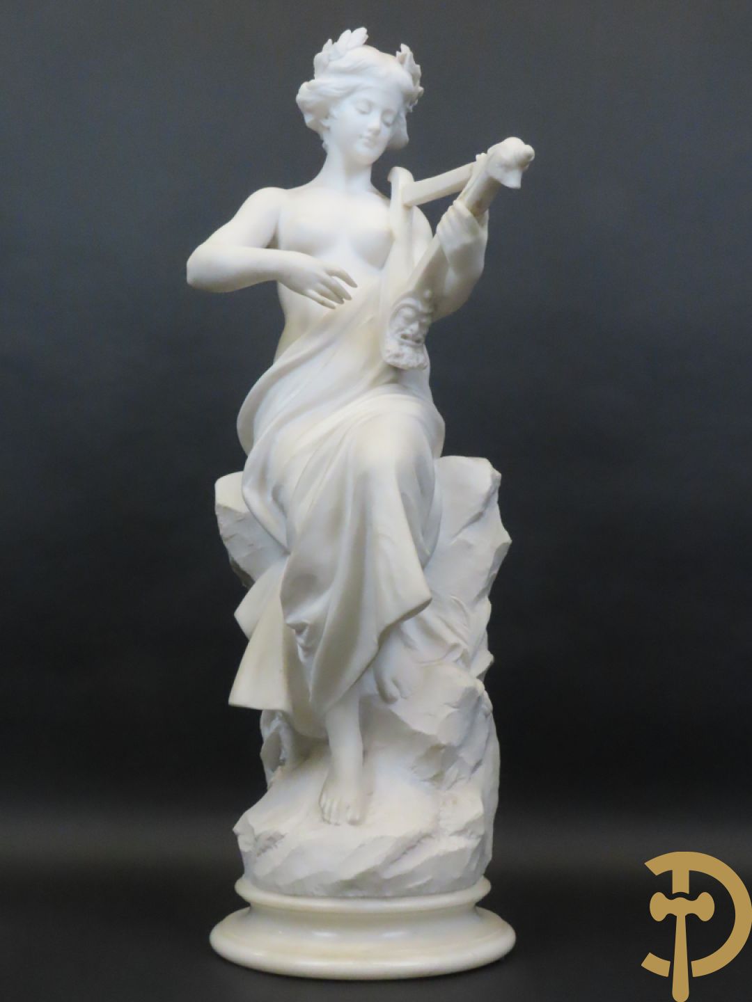 Prof. Fagioli Firenze getekend : Witte marmersculptuur van zittende dame met ontblote boezem met muziekinstrument
