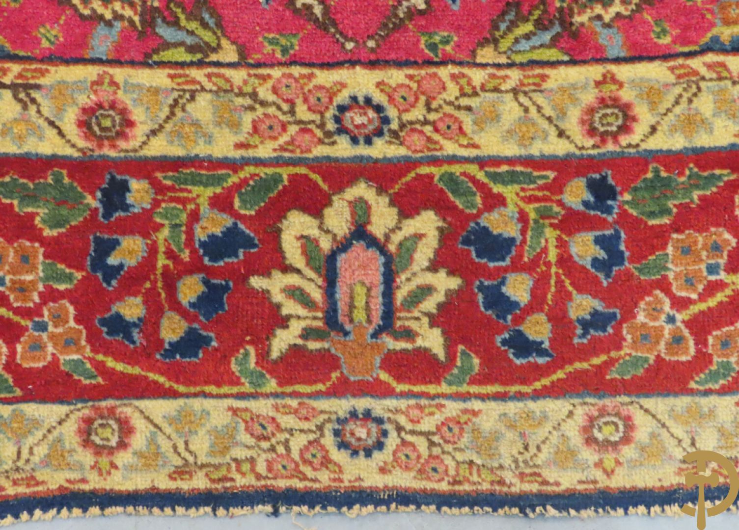 Antiek Oosters handgeknoopt tapijt Tabriz met amfoor en bloementafereel