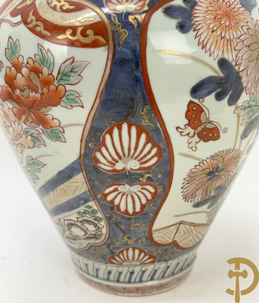 Japanse imari dekselpotiche met rood/blauw decor van bloemen in cartouches