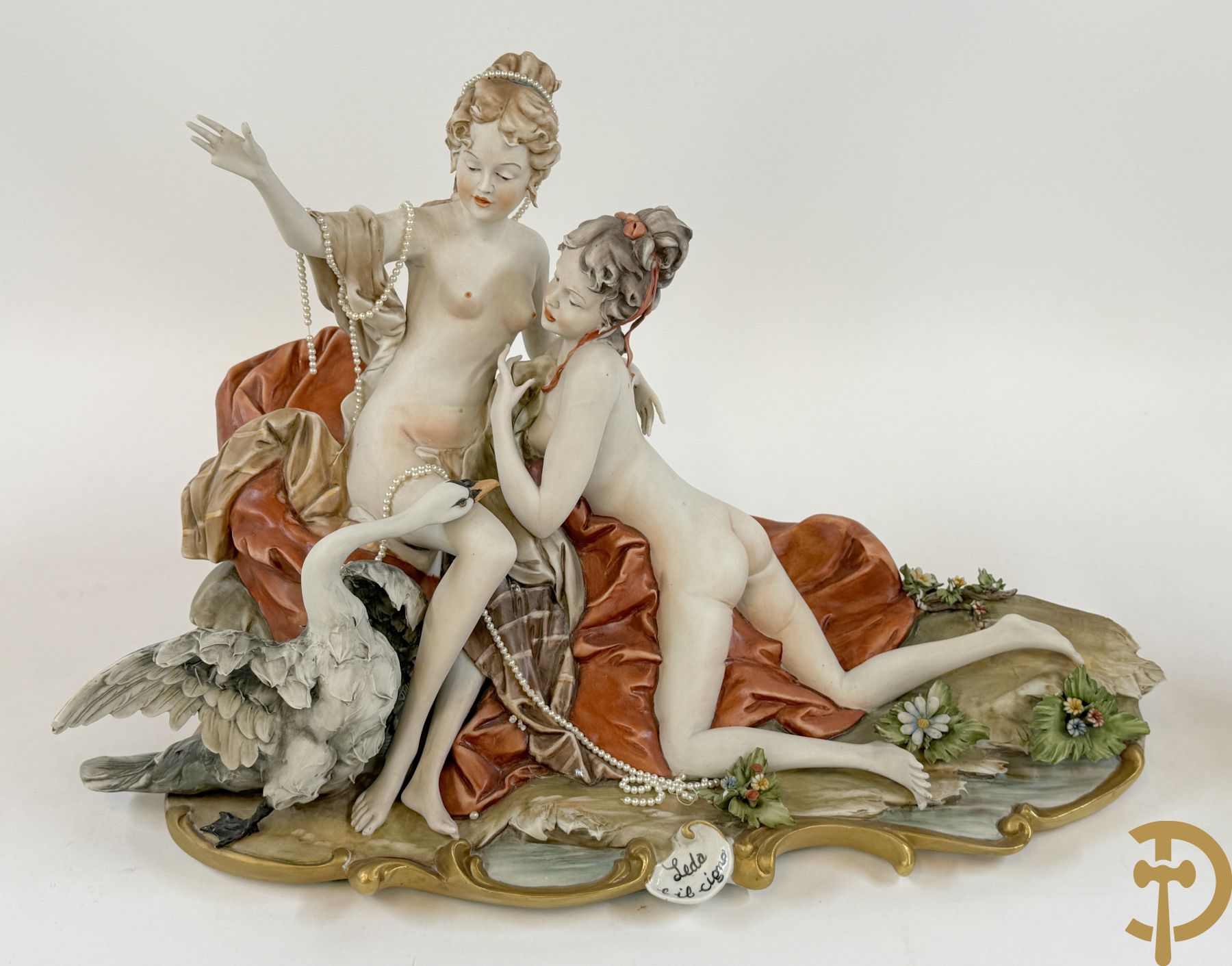 Italiaanse biscuitgroepen w.o. grote groep met 2 liggende naakte dames met zwaan, jongeman op rots, vioolspeler met edeldame, dame met kanten jurk en kinderen + Armani G. getekend 