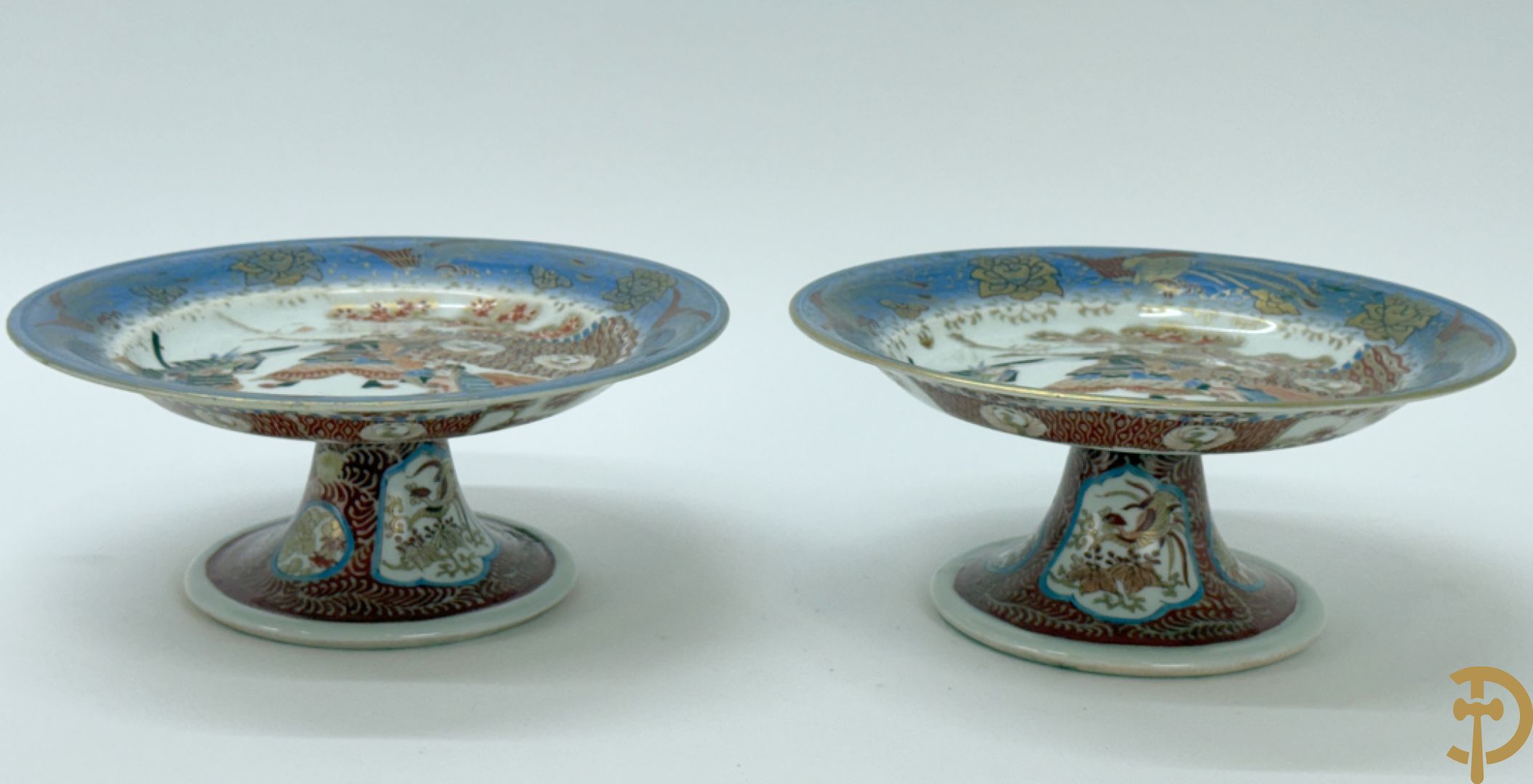 Paar Japanse meerkleurige porseleinen schalen met krijgerdecor op voet