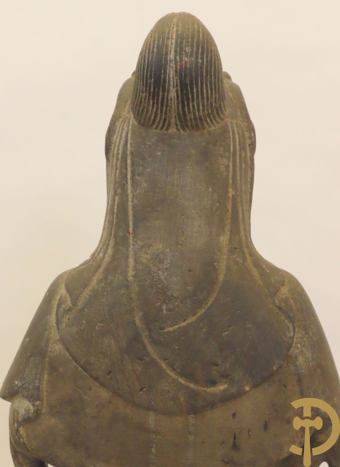 Aziatisch handgesculpteerd stenen beeld van een staande boedha