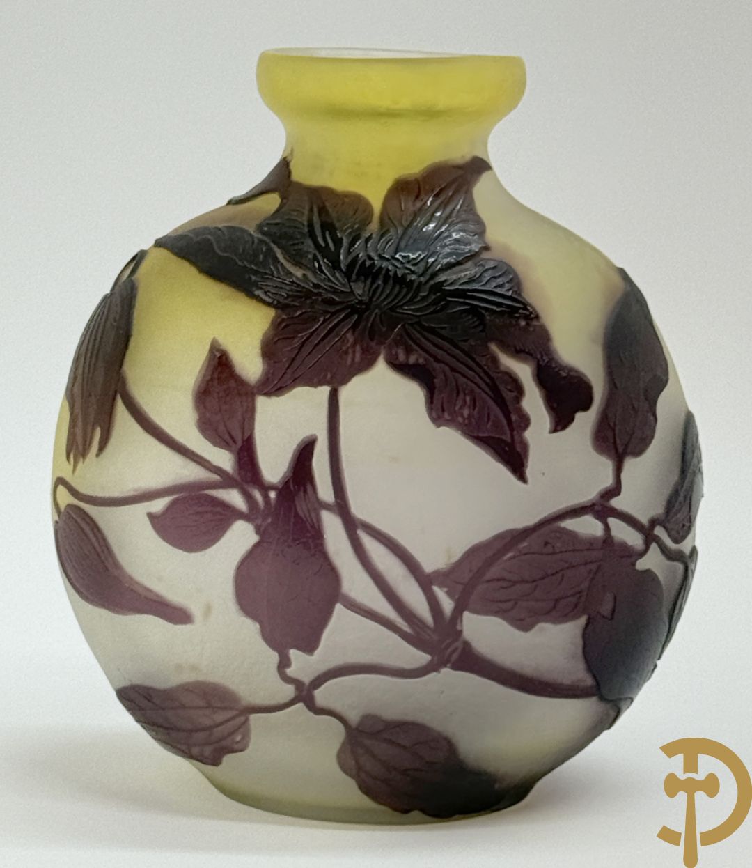 Art Nouveau vaas met gestyleerde bloemen, gezuurd en getekend Gallé