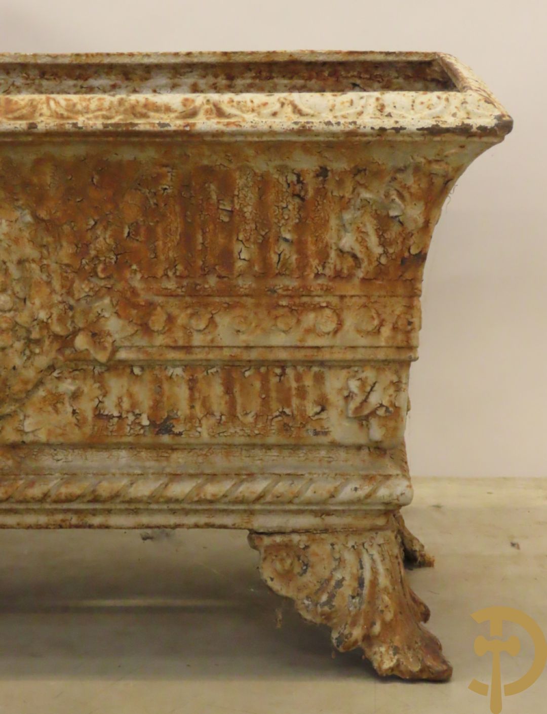 Gietijzeren jardinière met accanthusranken en sierkrans