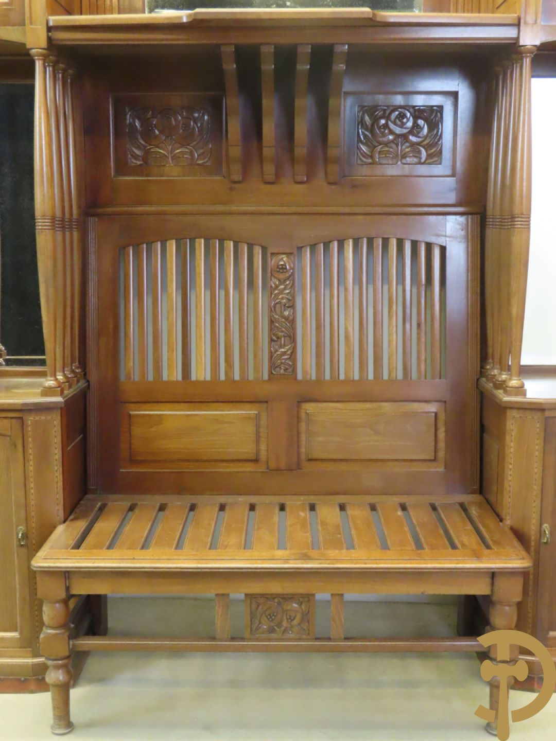 Notelaren Art Deco bank met étagère en paraplustaanders - centraal met spiegel