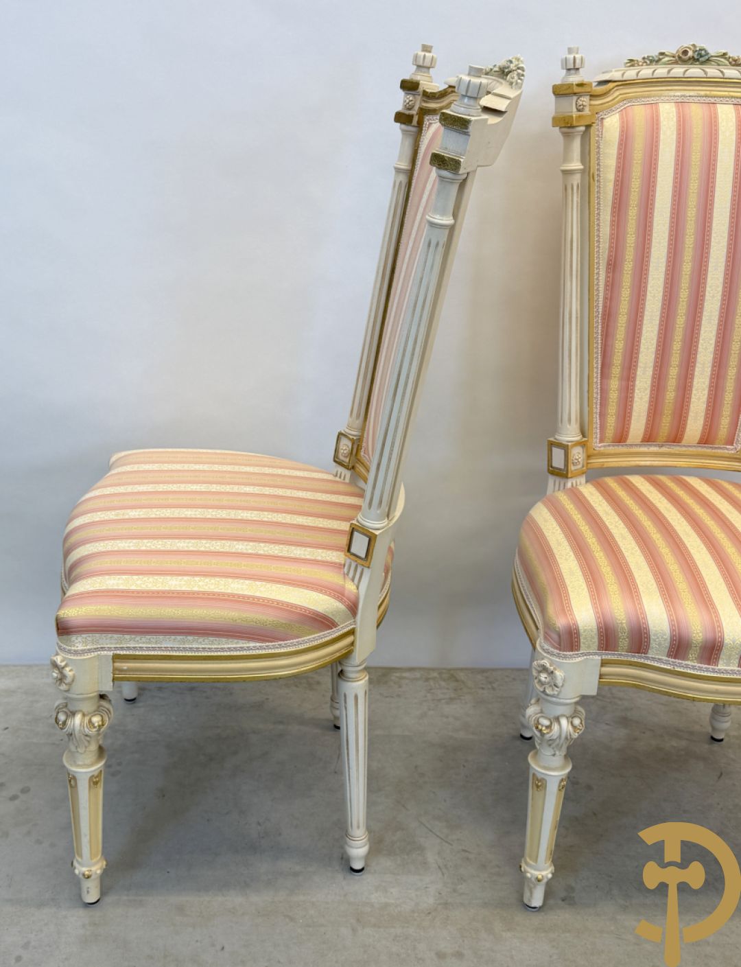 Italiaanse eetkamer met beschilderd bloemenmotief bestaande uit vierdeursdressoir met beschilderde bloemenmotieven, accanthusranken en glazen blad, tafel op gesculpteerde poten en 6 stoelen