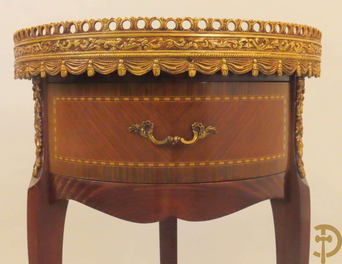 Vergulde notelaren bijzettafel bezet met bronsbeslag en marmeren blad op drie poten