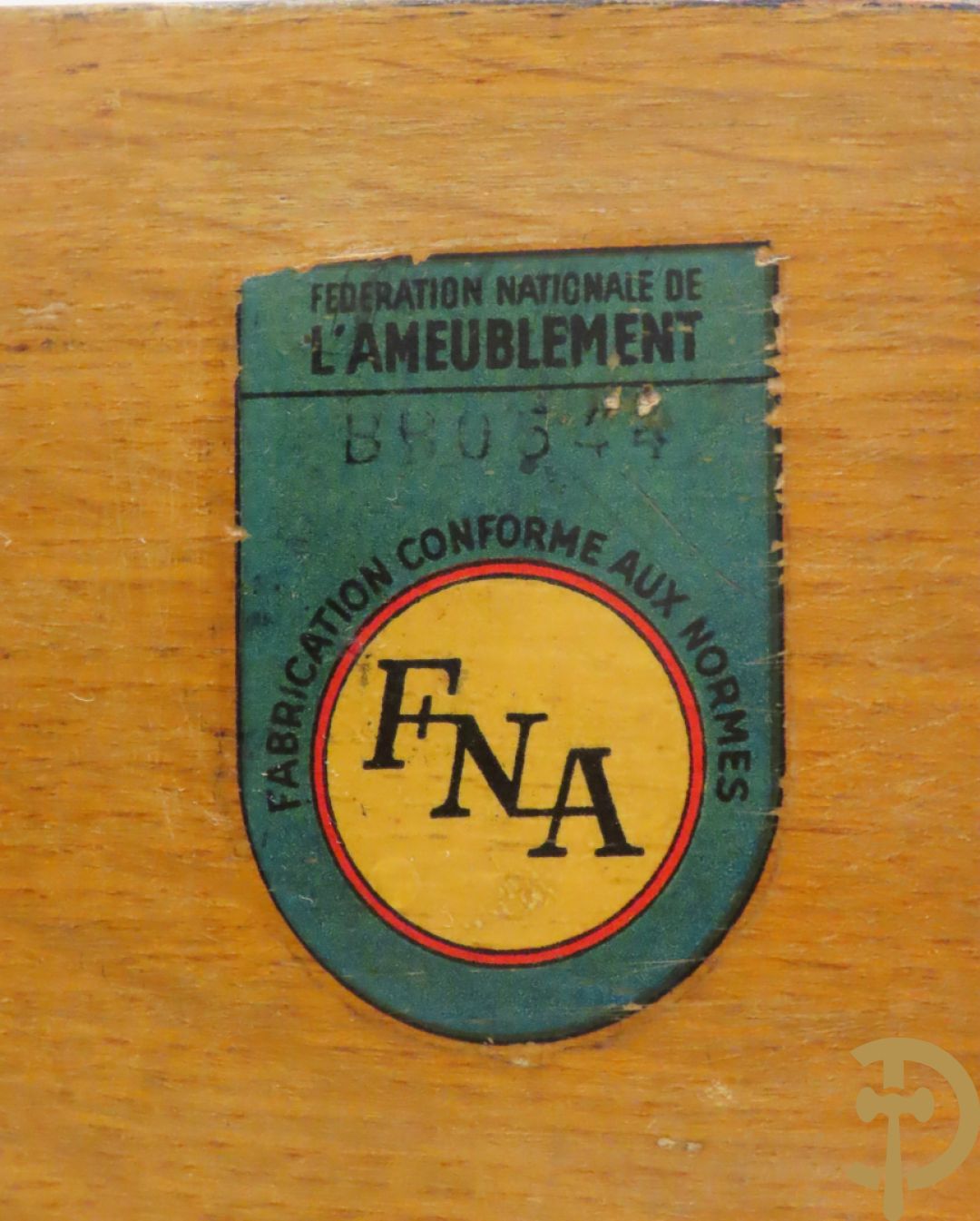 Art deco dressoir met 2 deuren en koperen baguette op sokkel